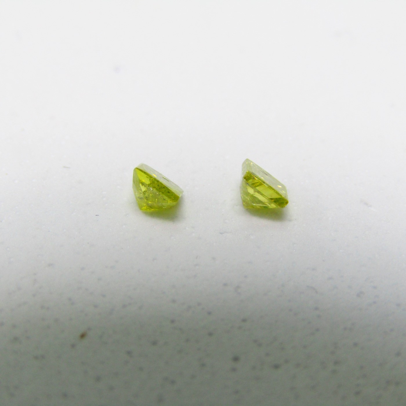 Conjunto de Dos Diamantes Naturales de 0,43 ct. Talla. Princesa. Color: Fancy Yellow. Pureza: N/A. Sin datos de tratamiento. Conjunto de Dos Diamantes Naturales de 0,43 ct. Talla. Princesa. Color: Fancy Yellow. Pureza: N/A. Sin datos de tratamiento.