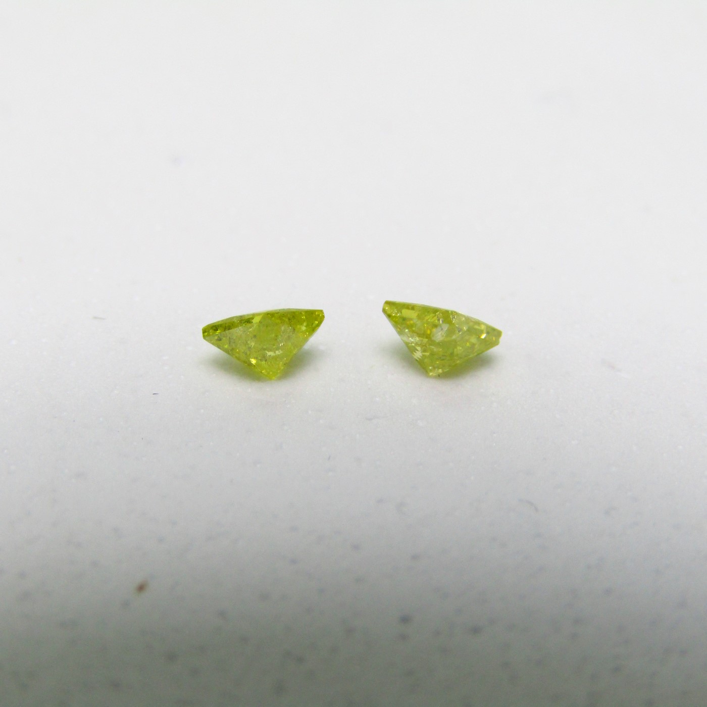 Conjunto de Dos Diamantes Naturales de 0,43 ct. Talla. Princesa. Color: Fancy Yellow. Pureza: N/A. Sin datos de tratamiento. Conjunto de Dos Diamantes Naturales de 0,43 ct. Talla. Princesa. Color: Fancy Yellow. Pureza: N/A. Sin datos de tratamiento.