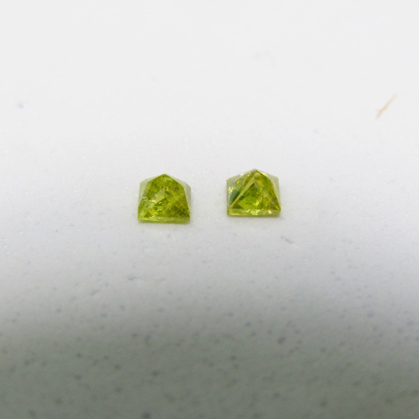 Conjunto de Dos Diamantes Naturales de 0,43 ct. Talla. Princesa. Color: Fancy Yellow. Pureza: N/A. Sin datos de tratamiento. Conjunto de Dos Diamantes Naturales de 0,43 ct. Talla. Princesa. Color: Fancy Yellow. Pureza: N/A. Sin datos de tratamiento.
