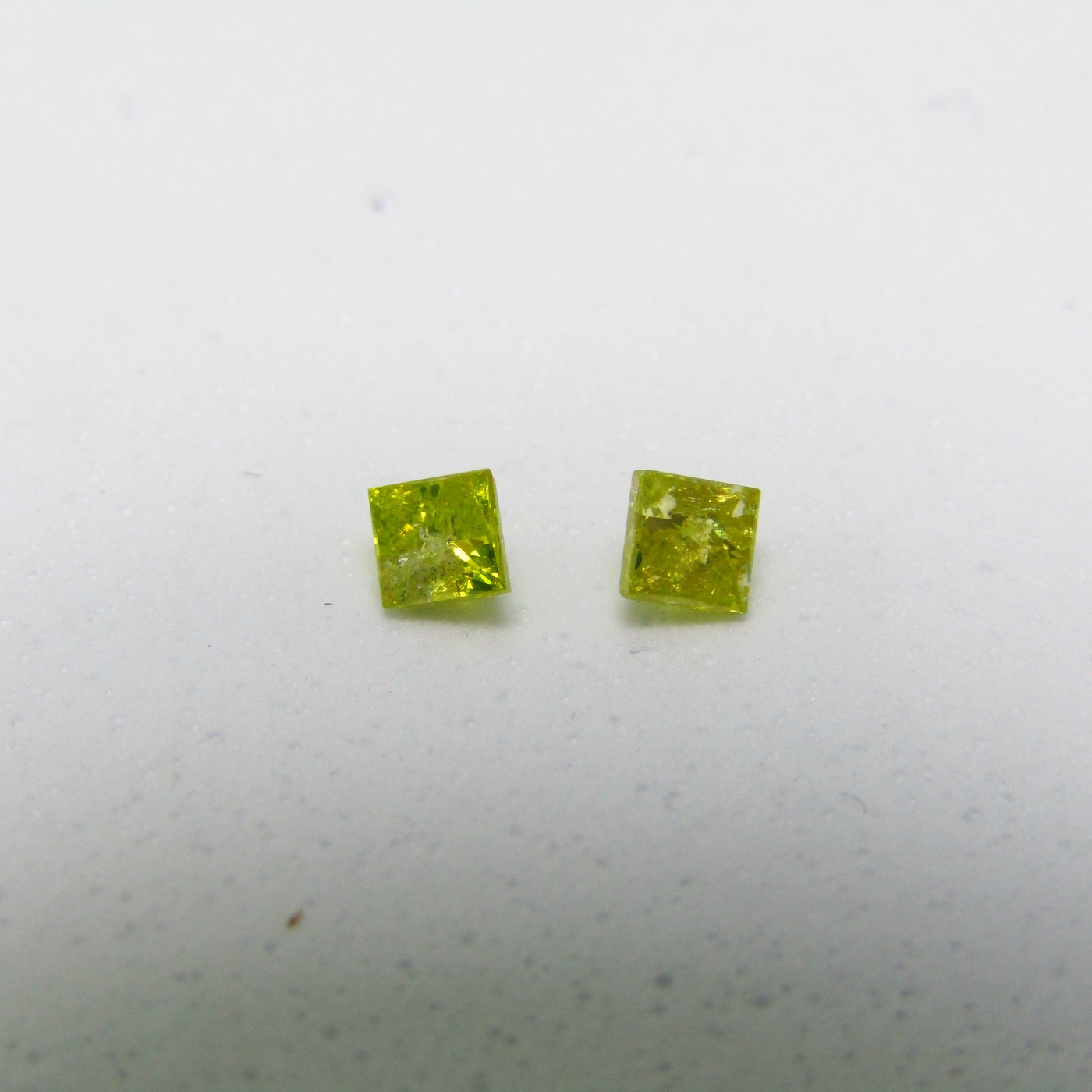 Conjunto de Dos Diamantes Naturales de 0,43 ct. Talla. Princesa. Color: Fancy Yellow. Pureza: N/A. Sin datos de tratamiento. Conjunto de Dos Diamantes Naturales de 0,43 ct. Talla. Princesa. Color: Fancy Yellow. Pureza: N/A. Sin datos de tratamiento.