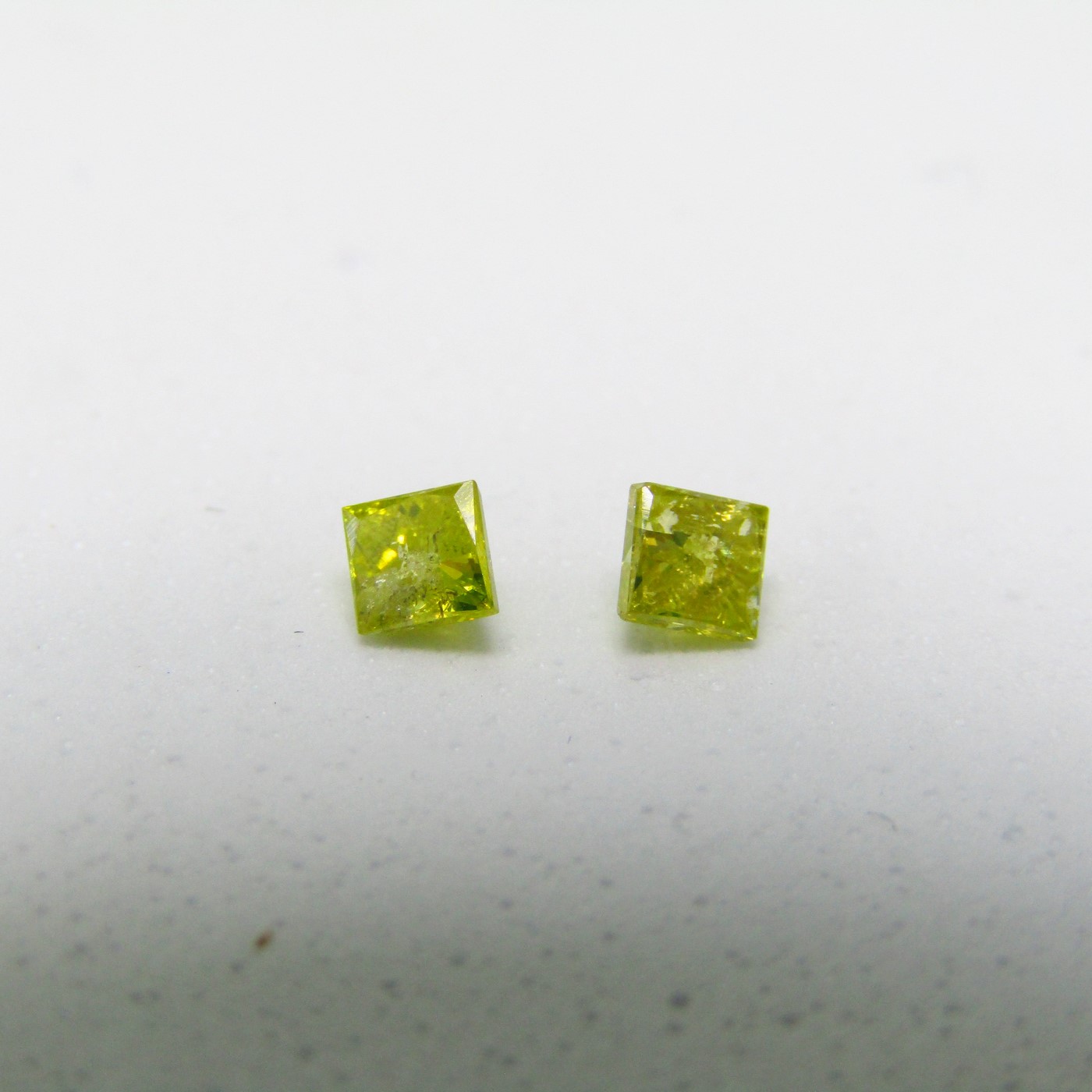 Conjunto de Dos Diamantes Naturales de 0,43 ct. Talla. Princesa. Color: Fancy Yellow. Pureza: N/A. Sin datos de tratamiento.