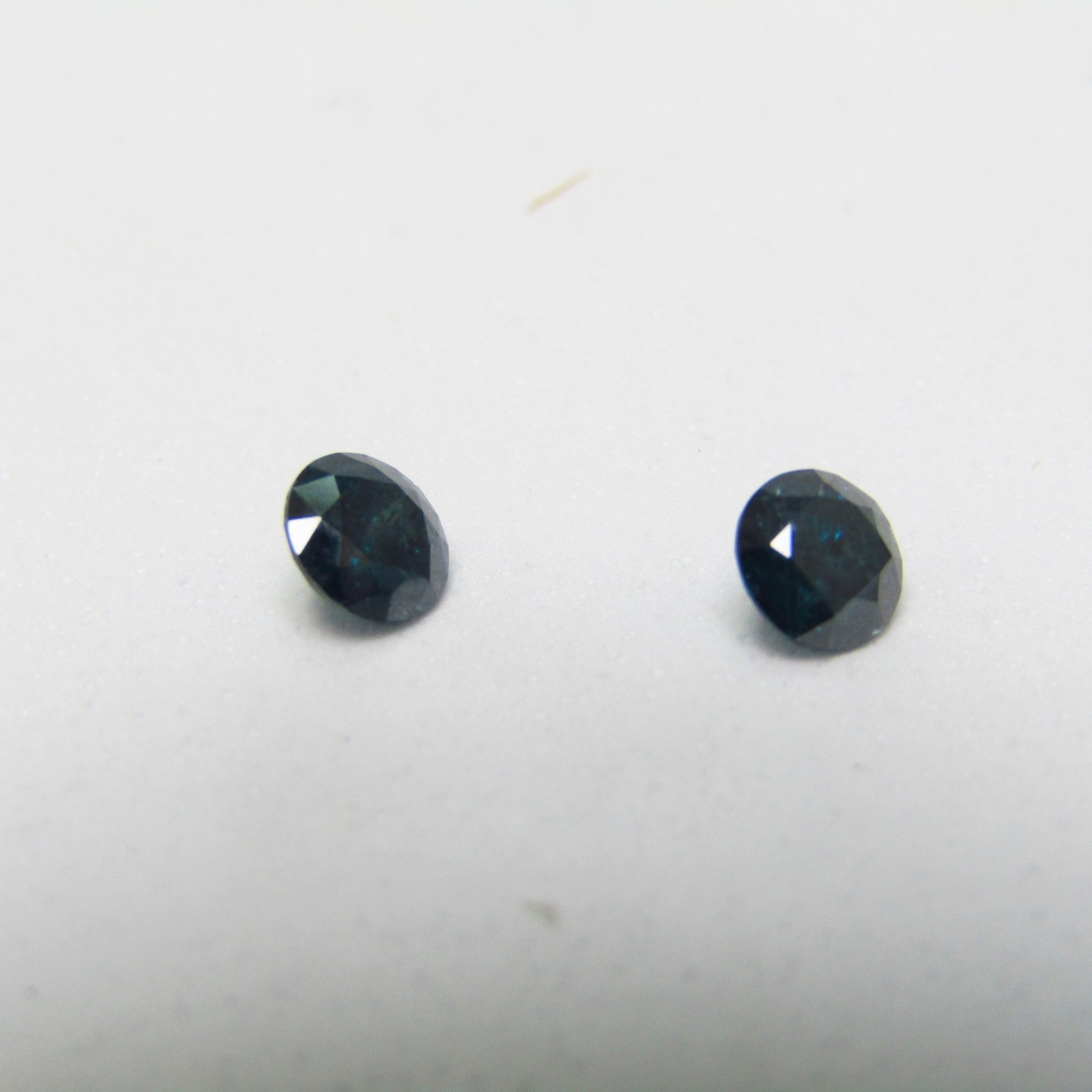 Conjunto de Dos Diamantes Naturales de 0,48 ct y 0,46 ct. Total: 0,94 ct. Talla. Brillante. Color: Blue. Pureza: N/A. Sin datos de tratamiento. Conjunto de Dos Diamantes Naturales de 0,48 ct y 0,46 ct. Total: 0,94 ct. Talla. Brillante. Color: Blue. Pureza: N/A. Sin datos de tratamiento.