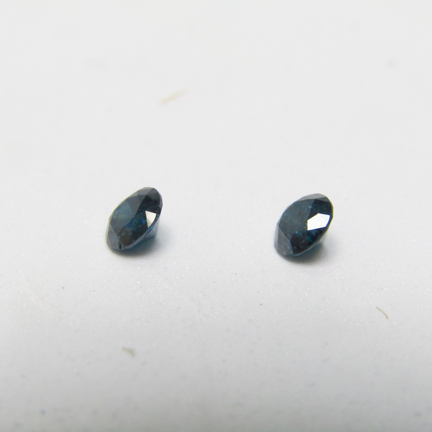 Conjunto de Dos Diamantes Naturales de 0,48 ct y 0,46 ct. Total: 0,94 ct. Talla. Brillante. Color: Blue. Pureza: N/A. Sin datos de tratamiento. Conjunto de Dos Diamantes Naturales de 0,48 ct y 0,46 ct. Total: 0,94 ct. Talla. Brillante. Color: Blue. Pureza: N/A. Sin datos de tratamiento.