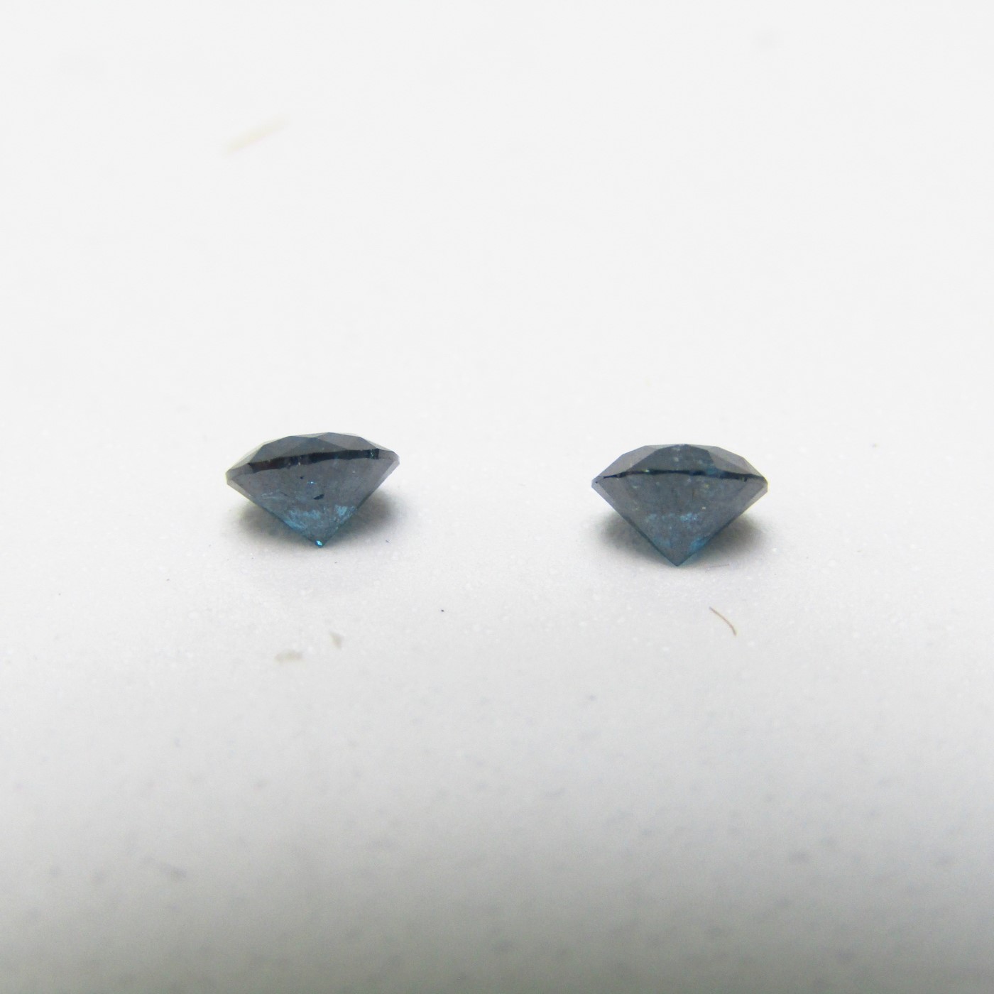 Conjunto de Dos Diamantes Naturales de 0,48 ct y 0,46 ct. Total: 0,94 ct. Talla. Brillante. Color: Blue. Pureza: N/A. Sin datos de tratamiento. Conjunto de Dos Diamantes Naturales de 0,48 ct y 0,46 ct. Total: 0,94 ct. Talla. Brillante. Color: Blue. Pureza: N/A. Sin datos de tratamiento.
