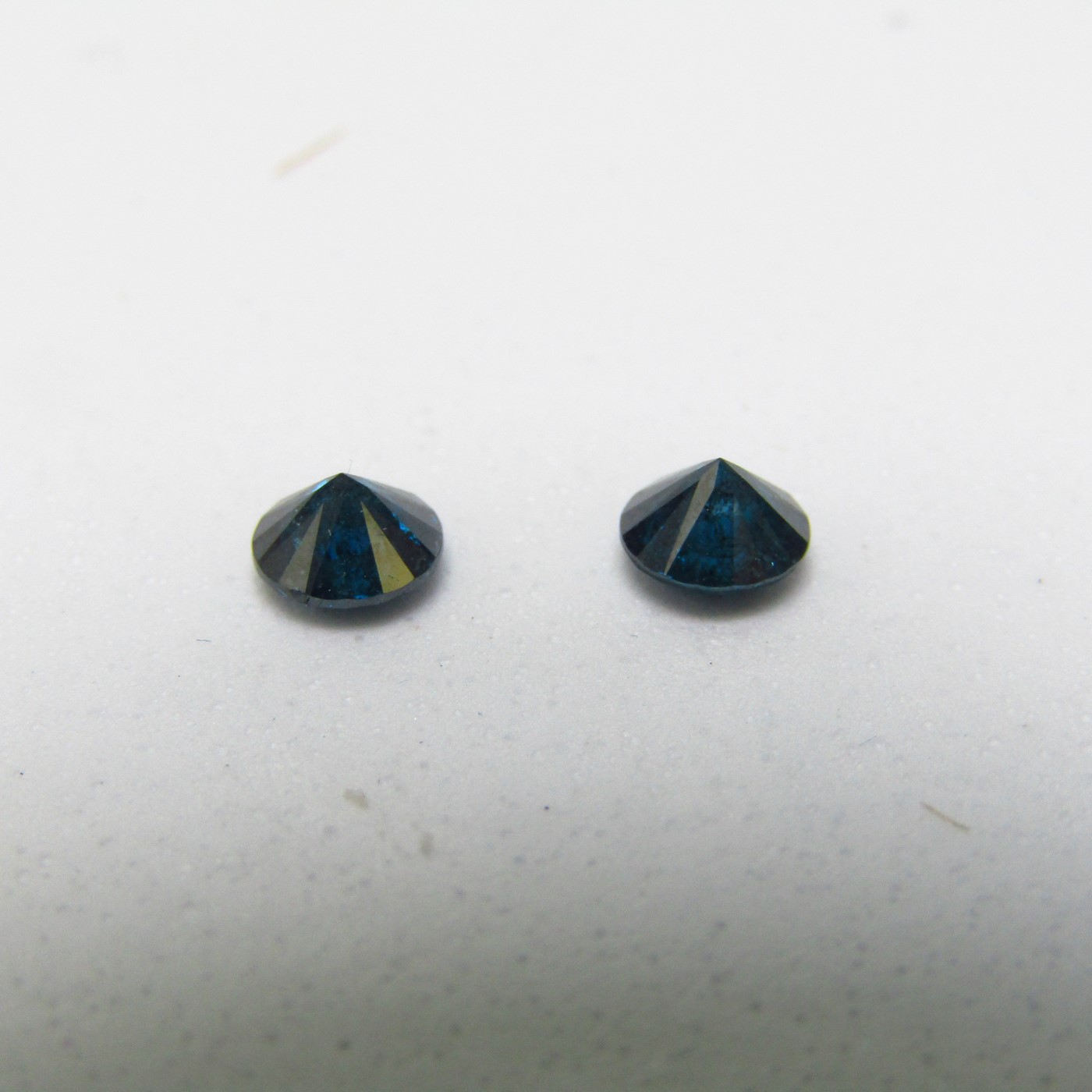 Conjunto de Dos Diamantes Naturales de 0,48 ct y 0,46 ct. Total: 0,94 ct. Talla. Brillante. Color: Blue. Pureza: N/A. Sin datos de tratamiento. Conjunto de Dos Diamantes Naturales de 0,48 ct y 0,46 ct. Total: 0,94 ct. Talla. Brillante. Color: Blue. Pureza: N/A. Sin datos de tratamiento.