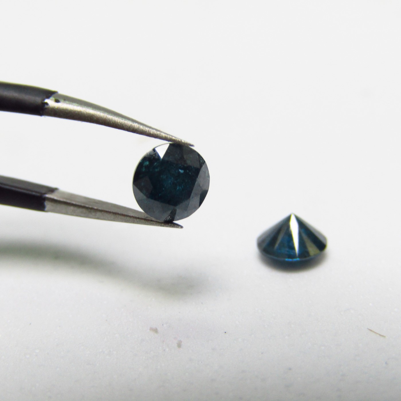 Conjunto de Dos Diamantes Naturales de 0,48 ct y 0,46 ct. Total: 0,94 ct. Talla. Brillante. Color: Blue. Pureza: N/A. Sin datos de tratamiento. Conjunto de Dos Diamantes Naturales de 0,48 ct y 0,46 ct. Total: 0,94 ct. Talla. Brillante. Color: Blue. Pureza: N/A. Sin datos de tratamiento.