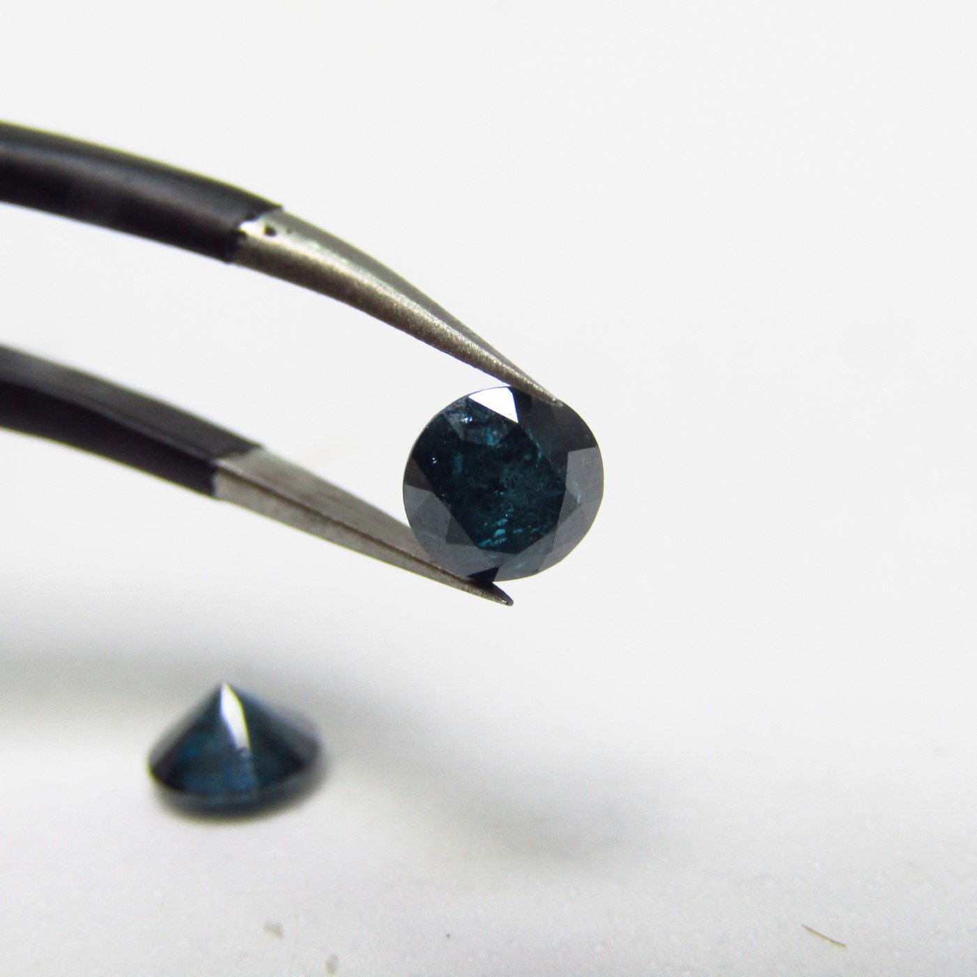 Conjunto de Dos Diamantes Naturales de 0,48 ct y 0,46 ct. Total: 0,94 ct. Talla. Brillante. Color: Blue. Pureza: N/A. Sin datos de tratamiento. Conjunto de Dos Diamantes Naturales de 0,48 ct y 0,46 ct. Total: 0,94 ct. Talla. Brillante. Color: Blue. Pureza: N/A. Sin datos de tratamiento.
