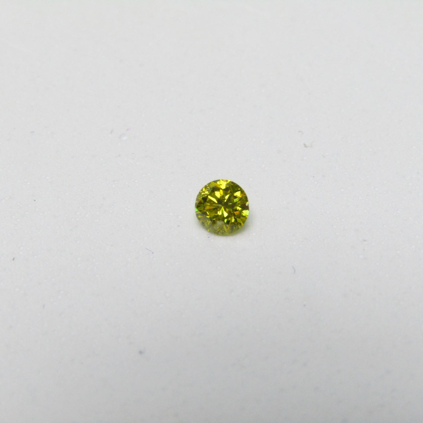 Diamante Natural de 0,29 ct. Talla: Brillante. Color: Fancy Yellow. Pureza: P2. Sin datos de tratamiento. Diamante Natural de 0,29 ct. Talla: Brillante. Color: Fancy Yellow. Pureza: P2. Sin datos de tratamiento.