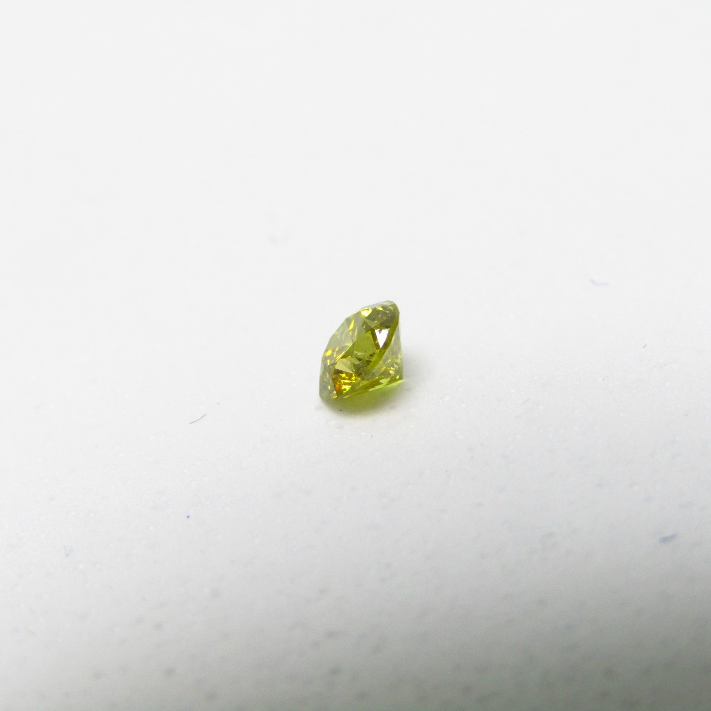 Diamante Natural de 0,29 ct. Talla: Brillante. Color: Fancy Yellow. Pureza: P2. Sin datos de tratamiento. Diamante Natural de 0,29 ct. Talla: Brillante. Color: Fancy Yellow. Pureza: P2. Sin datos de tratamiento.