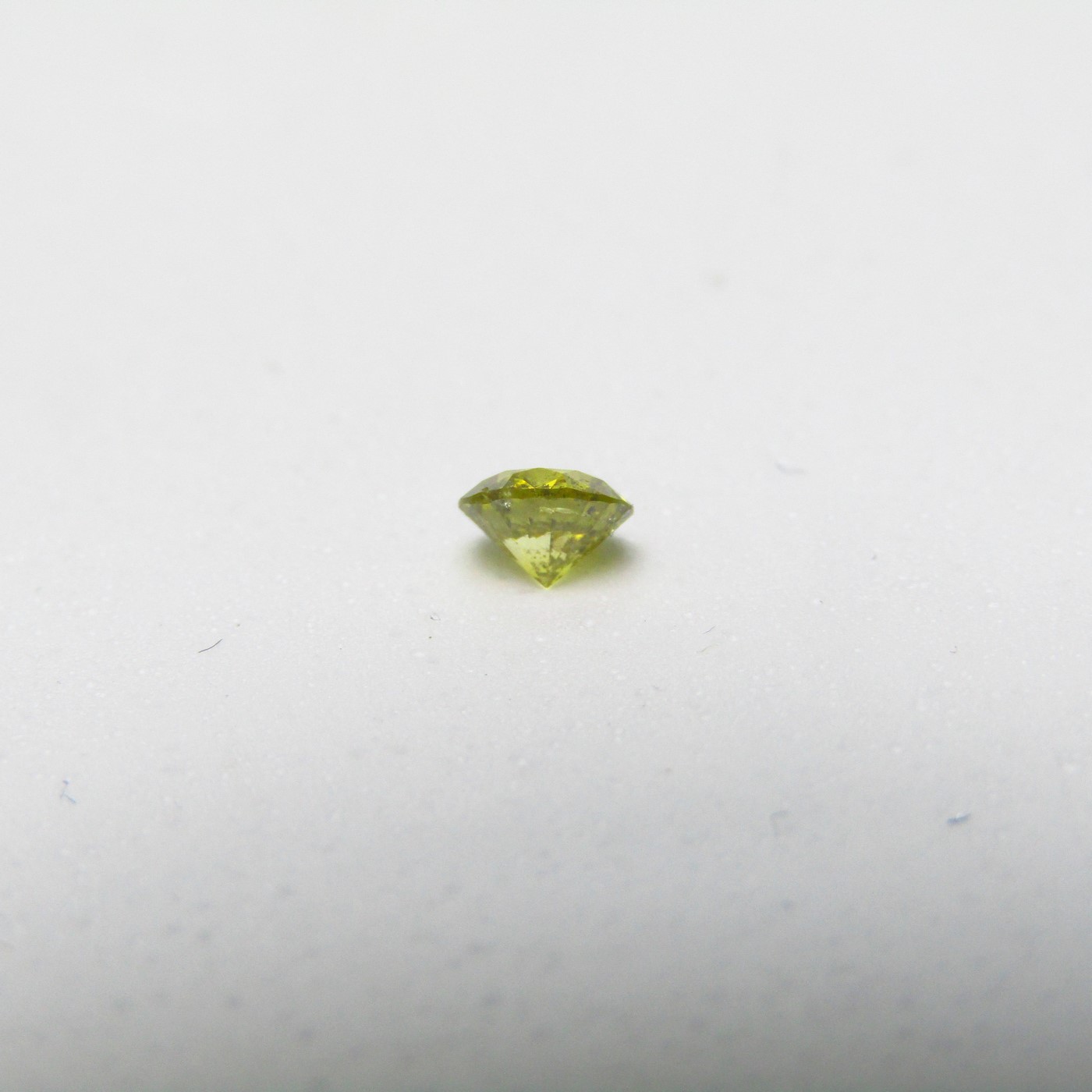 Diamante Natural de 0,29 ct. Talla: Brillante. Color: Fancy Yellow. Pureza: P2. Sin datos de tratamiento. Diamante Natural de 0,29 ct. Talla: Brillante. Color: Fancy Yellow. Pureza: P2. Sin datos de tratamiento.