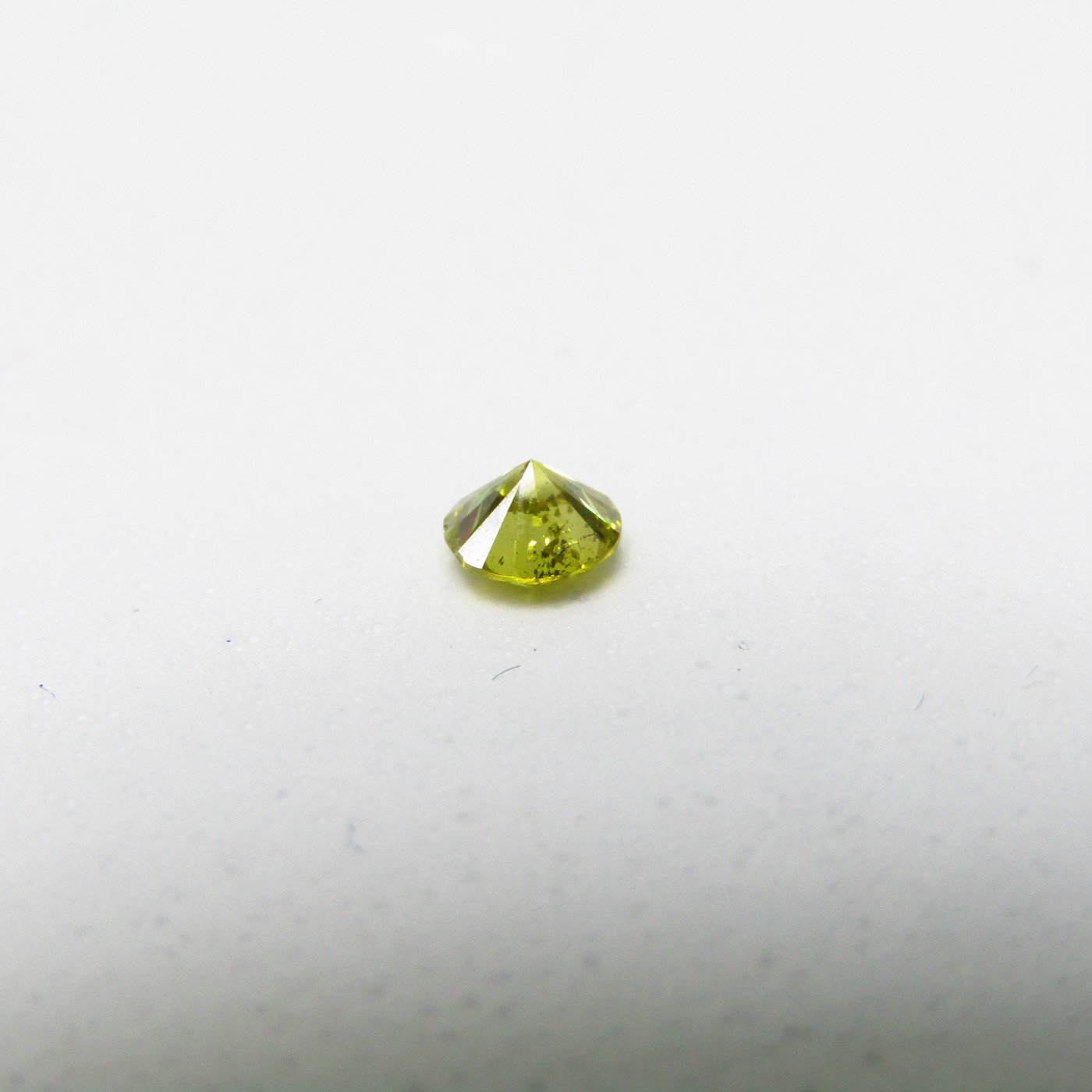 Diamante Natural de 0,29 ct. Talla: Brillante. Color: Fancy Yellow. Pureza: P2. Sin datos de tratamiento. Diamante Natural de 0,29 ct. Talla: Brillante. Color: Fancy Yellow. Pureza: P2. Sin datos de tratamiento.