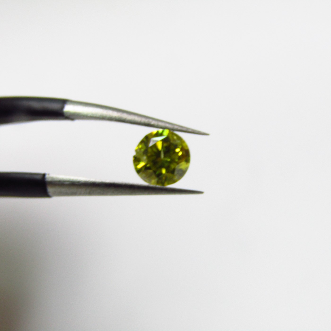 Diamante Natural de 0,29 ct. Talla: Brillante. Color: Fancy Yellow. Pureza: P2. Sin datos de tratamiento. Diamante Natural de 0,29 ct. Talla: Brillante. Color: Fancy Yellow. Pureza: P2. Sin datos de tratamiento.