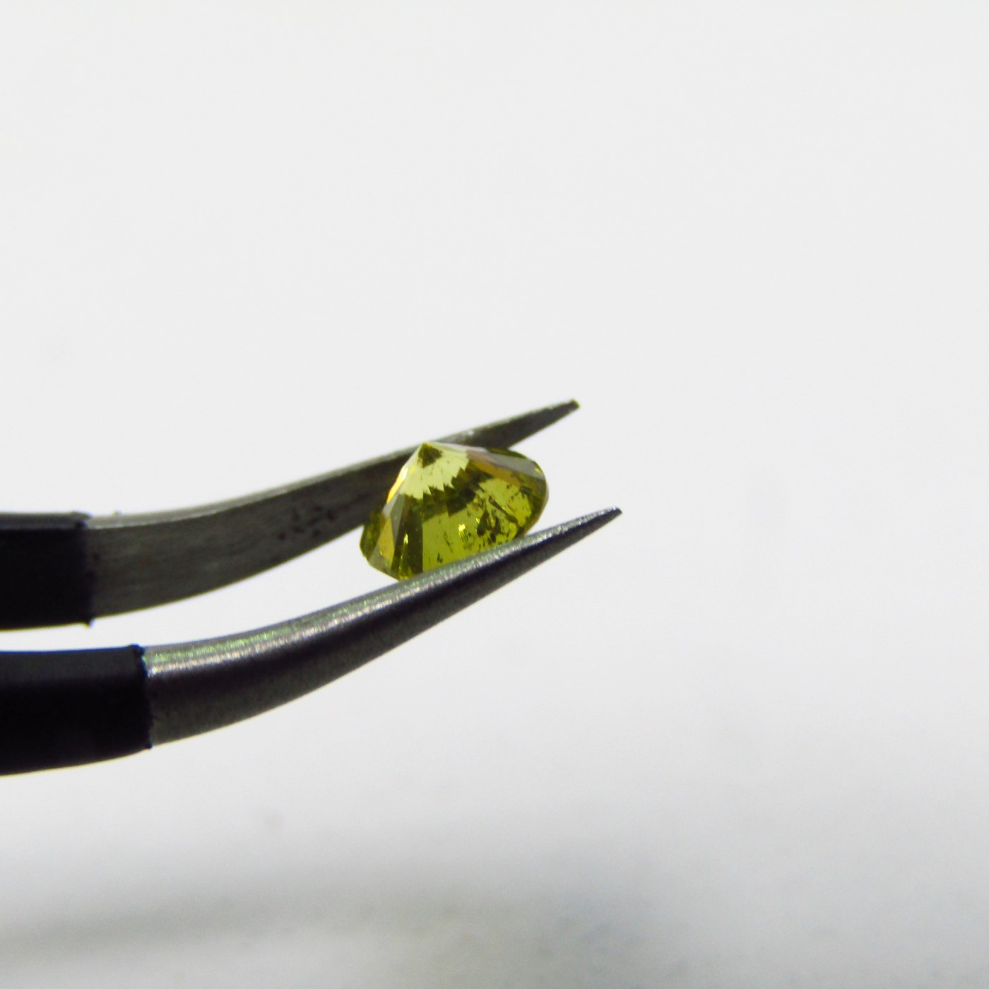 Diamante Natural de 0,29 ct. Talla: Brillante. Color: Fancy Yellow. Pureza: P2. Sin datos de tratamiento. Diamante Natural de 0,29 ct. Talla: Brillante. Color: Fancy Yellow. Pureza: P2. Sin datos de tratamiento.