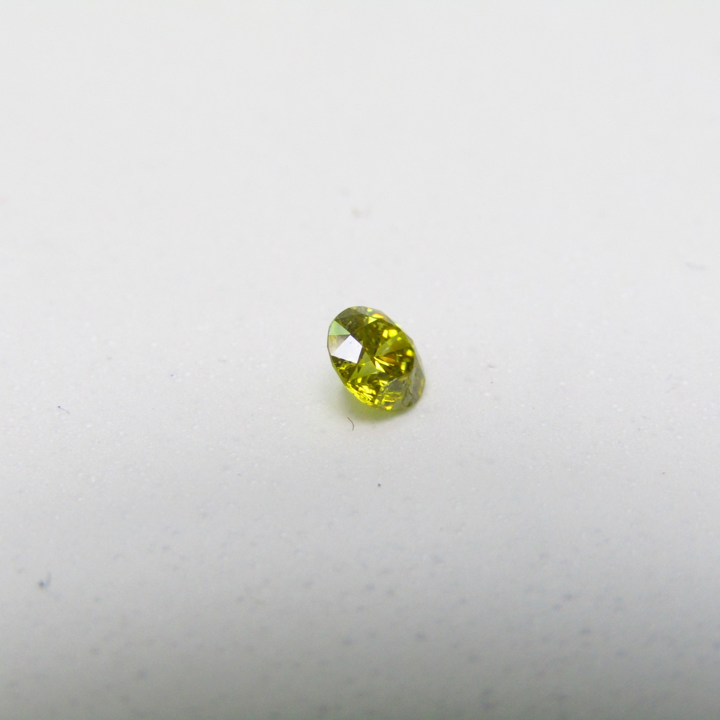 Diamante Natural de 0,29 ct. Talla: Brillante. Color: Fancy Yellow. Pureza: P2. Sin datos de tratamiento.