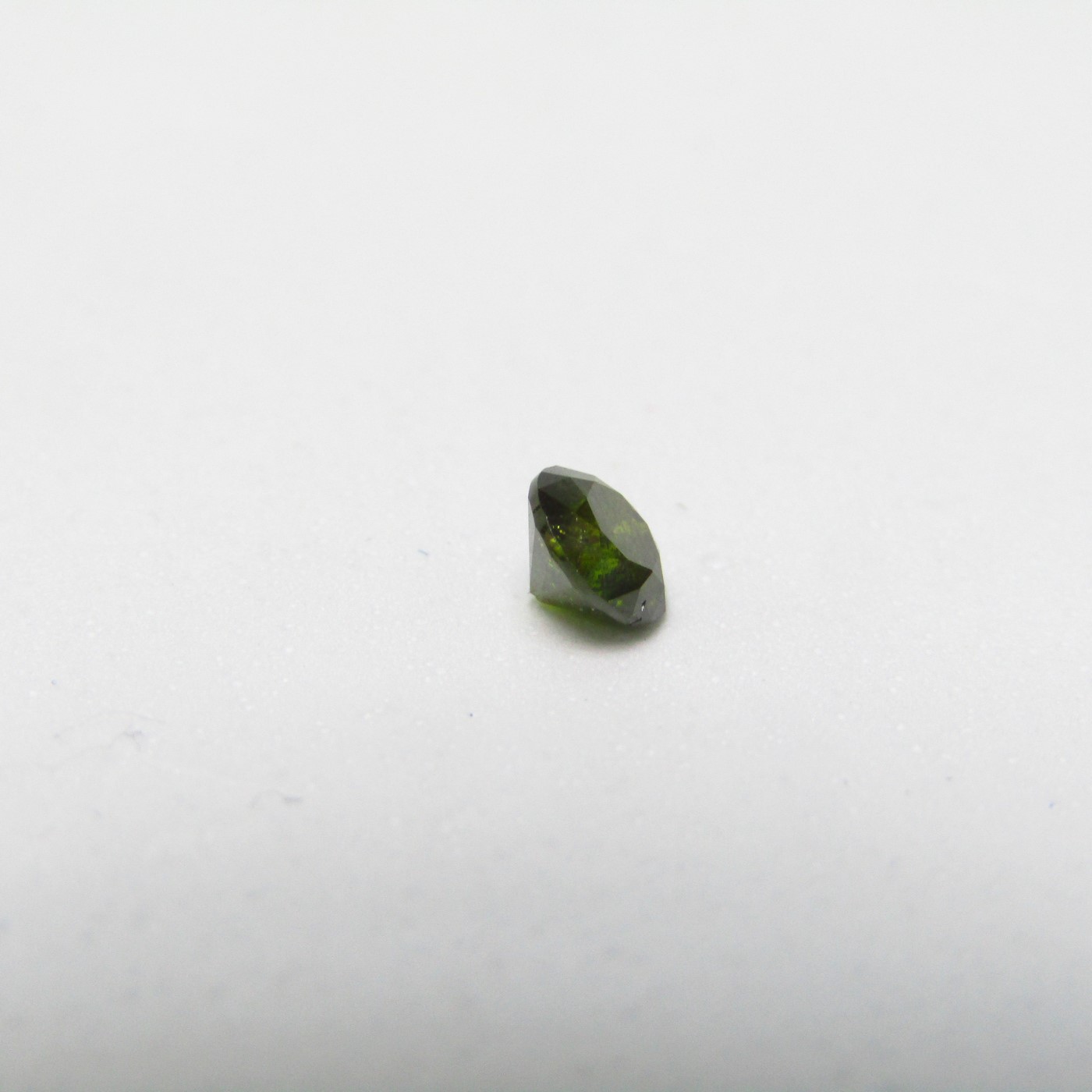 Diamante Natural de 0,45 ct. Talla: Brillante. Color: Fancy Olive Green. Pureza: P1. Sin datos de tratamiento. Diamante Natural de 0,45 ct. Talla: Brillante. Color: Fancy Olive Green. Pureza: P1. Sin datos de tratamiento.