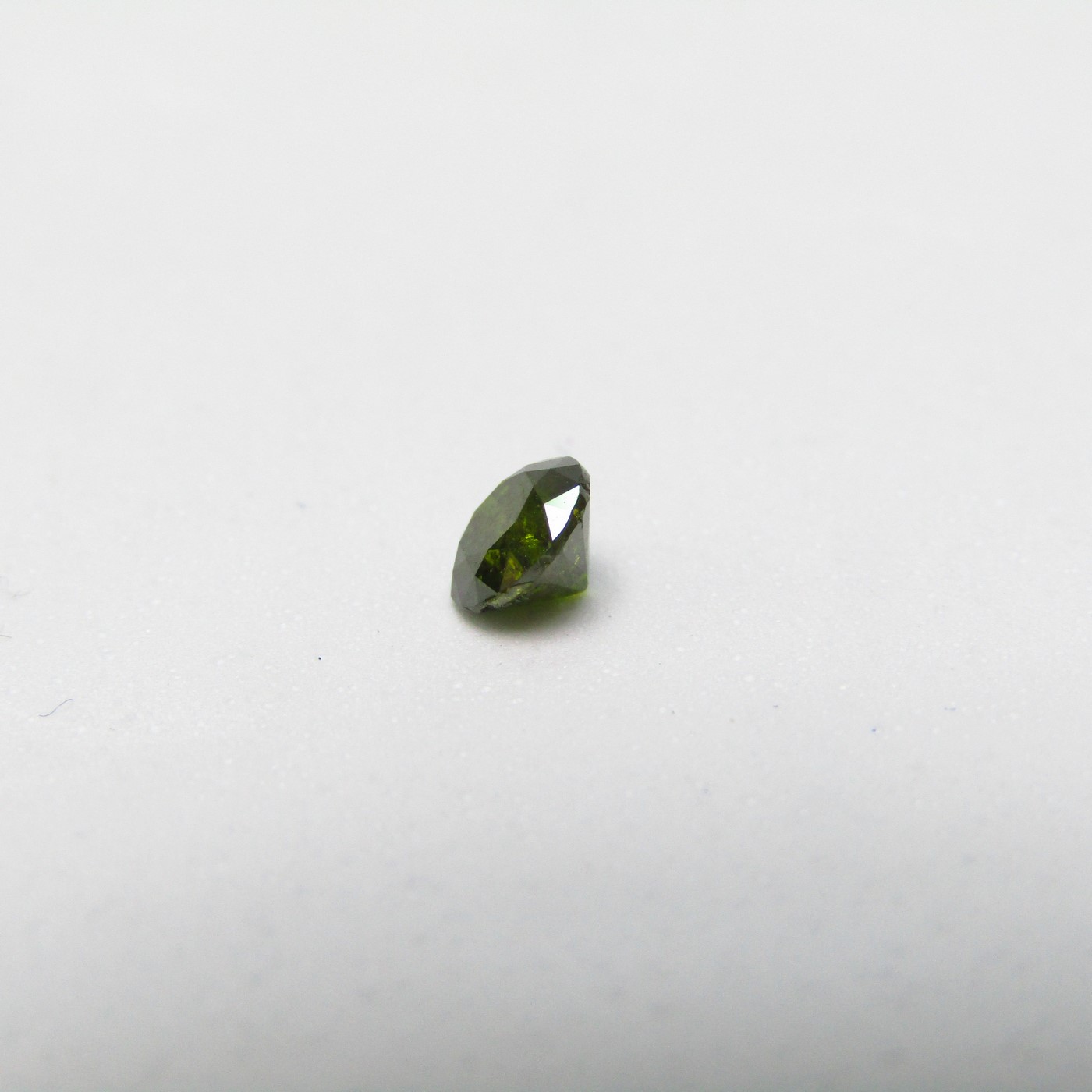 Diamante Natural de 0,45 ct. Talla: Brillante. Color: Fancy Olive Green. Pureza: P1. Sin datos de tratamiento. Diamante Natural de 0,45 ct. Talla: Brillante. Color: Fancy Olive Green. Pureza: P1. Sin datos de tratamiento.