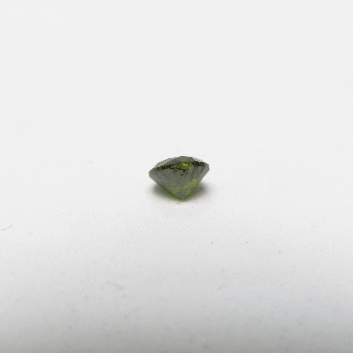 Diamante Natural de 0,45 ct. Talla: Brillante. Color: Fancy Olive Green. Pureza: P1. Sin datos de tratamiento. Diamante Natural de 0,45 ct. Talla: Brillante. Color: Fancy Olive Green. Pureza: P1. Sin datos de tratamiento.