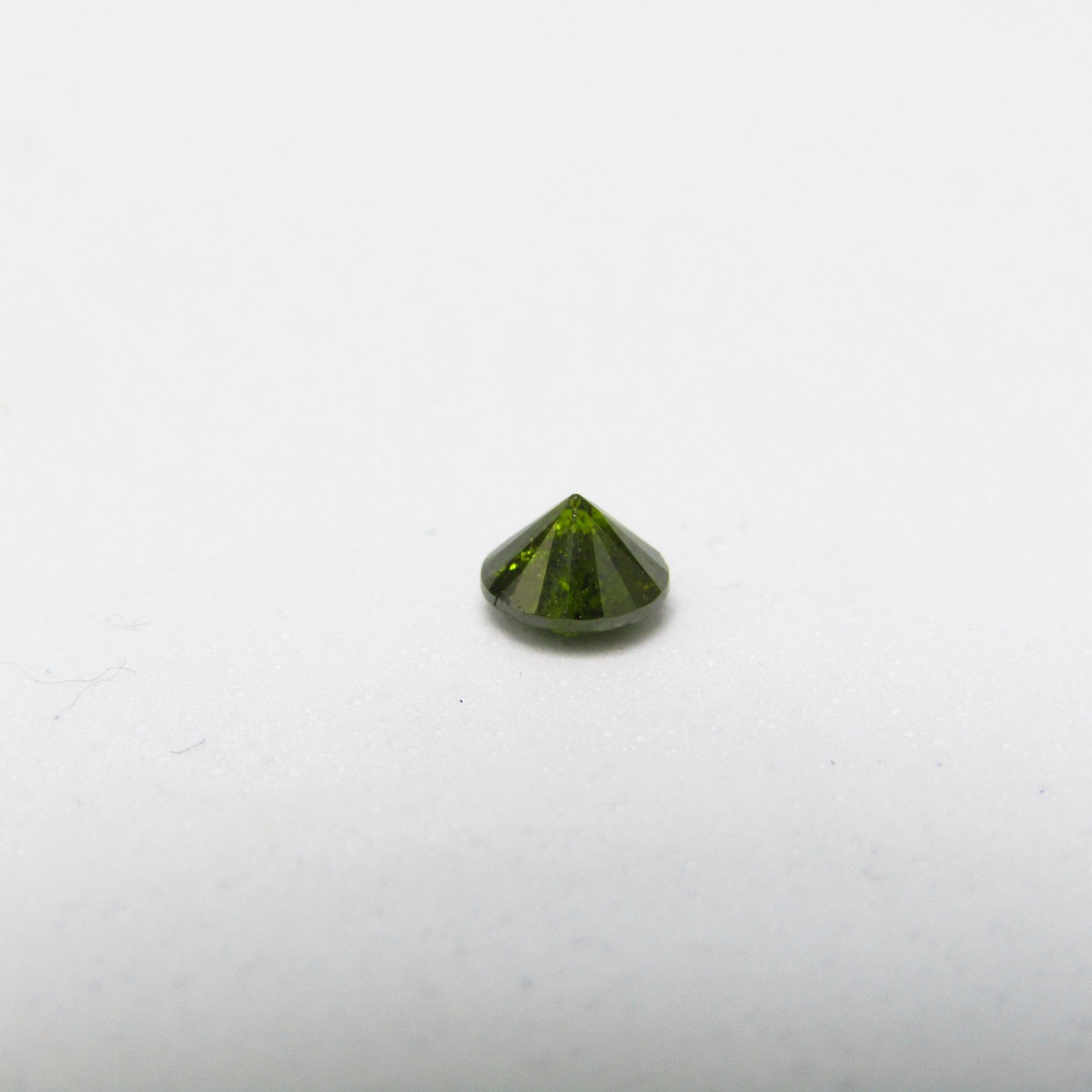 Diamante Natural de 0,45 ct. Talla: Brillante. Color: Fancy Olive Green. Pureza: P1. Sin datos de tratamiento. Diamante Natural de 0,45 ct. Talla: Brillante. Color: Fancy Olive Green. Pureza: P1. Sin datos de tratamiento.