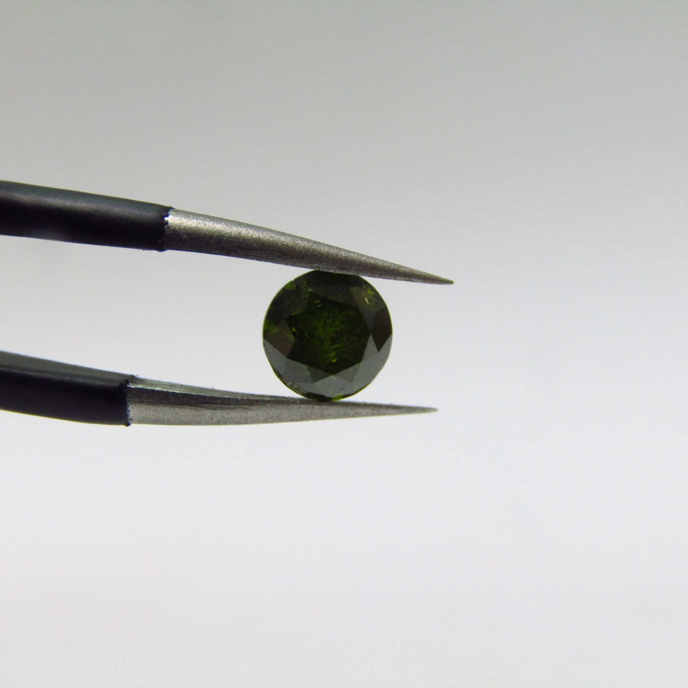 Diamante Natural de 0,45 ct. Talla: Brillante. Color: Fancy Olive Green. Pureza: P1. Sin datos de tratamiento. Diamante Natural de 0,45 ct. Talla: Brillante. Color: Fancy Olive Green. Pureza: P1. Sin datos de tratamiento.
