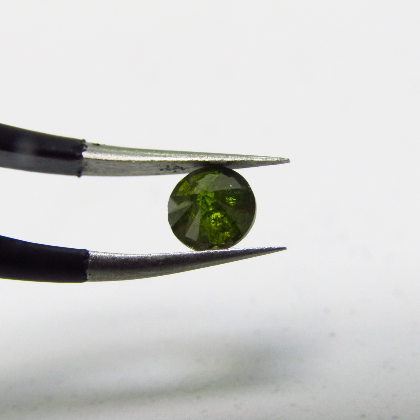 Diamante Natural de 0,45 ct. Talla: Brillante. Color: Fancy Olive Green. Pureza: P1. Sin datos de tratamiento. Diamante Natural de 0,45 ct. Talla: Brillante. Color: Fancy Olive Green. Pureza: P1. Sin datos de tratamiento.