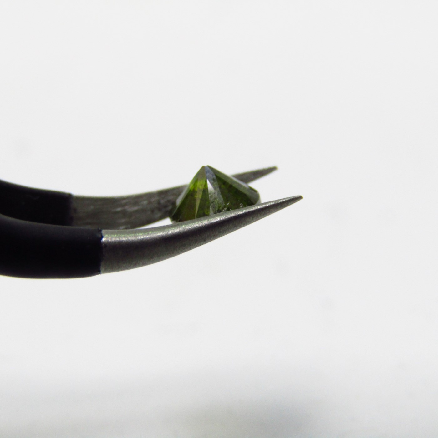 Diamante Natural de 0,45 ct. Talla: Brillante. Color: Fancy Olive Green. Pureza: P1. Sin datos de tratamiento. Diamante Natural de 0,45 ct. Talla: Brillante. Color: Fancy Olive Green. Pureza: P1. Sin datos de tratamiento.