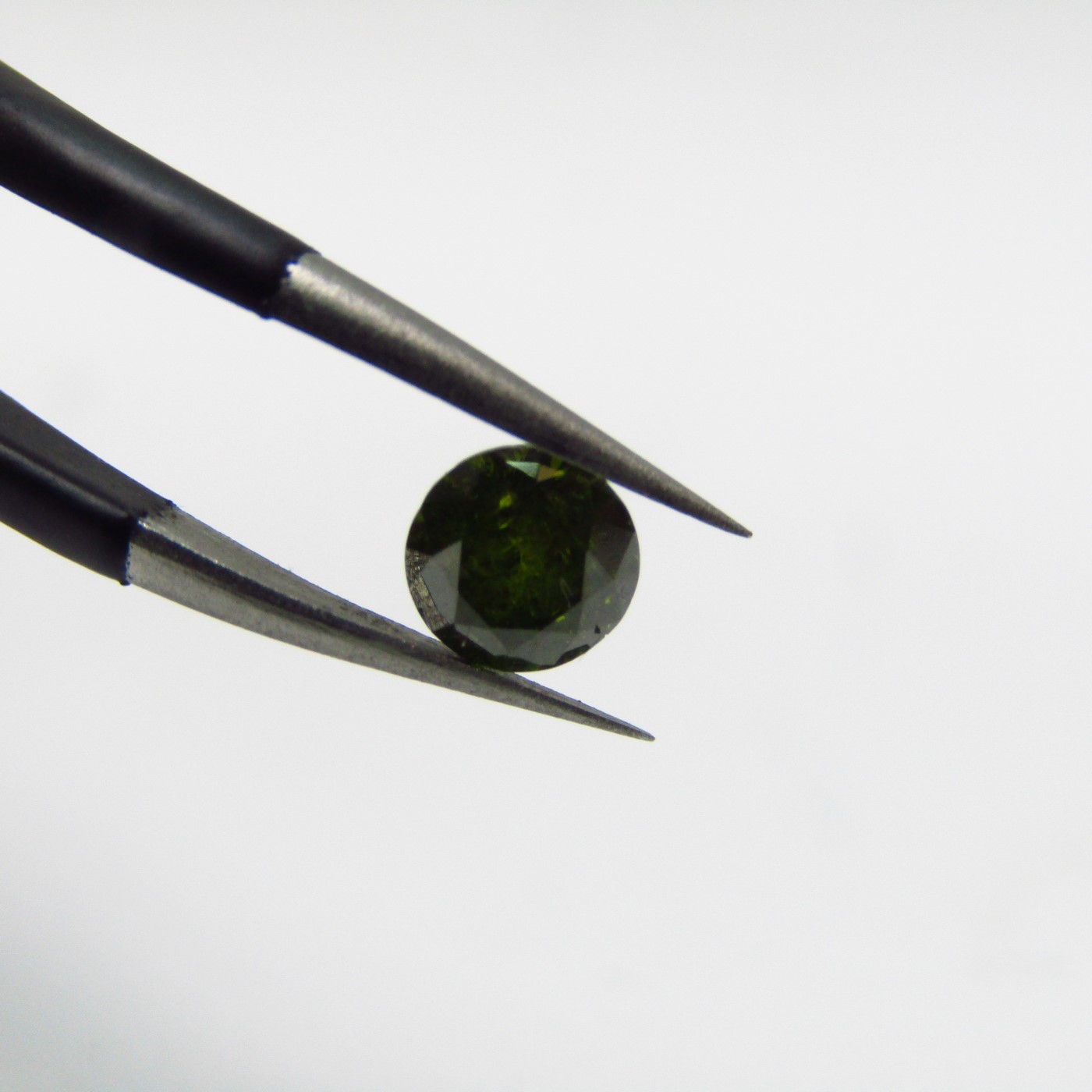 Diamante Natural de 0,45 ct. Talla: Brillante. Color: Fancy Olive Green. Pureza: P1. Sin datos de tratamiento. Diamante Natural de 0,45 ct. Talla: Brillante. Color: Fancy Olive Green. Pureza: P1. Sin datos de tratamiento.
