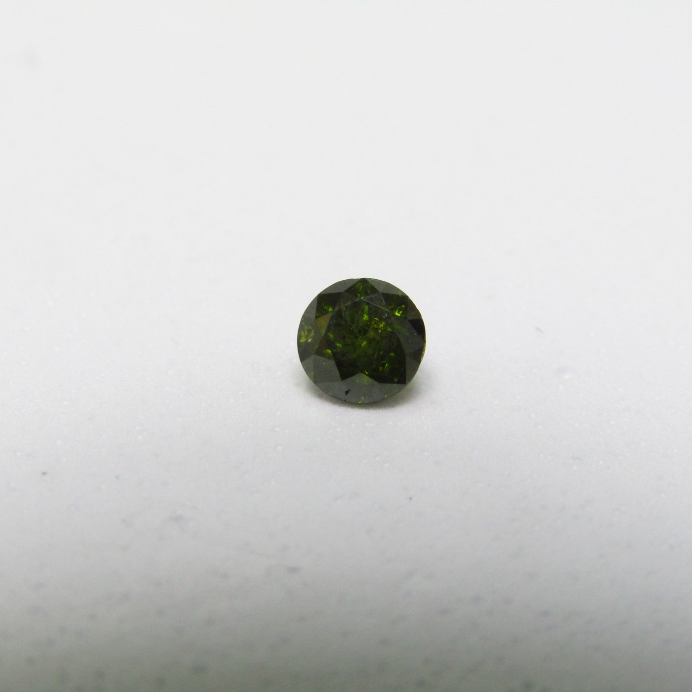 0,45 ct natürlicher Diamant. Größe: Genial. Farbe: Fancy Olive Green. Reinheit: P1. Keine Behandlungsdaten.
