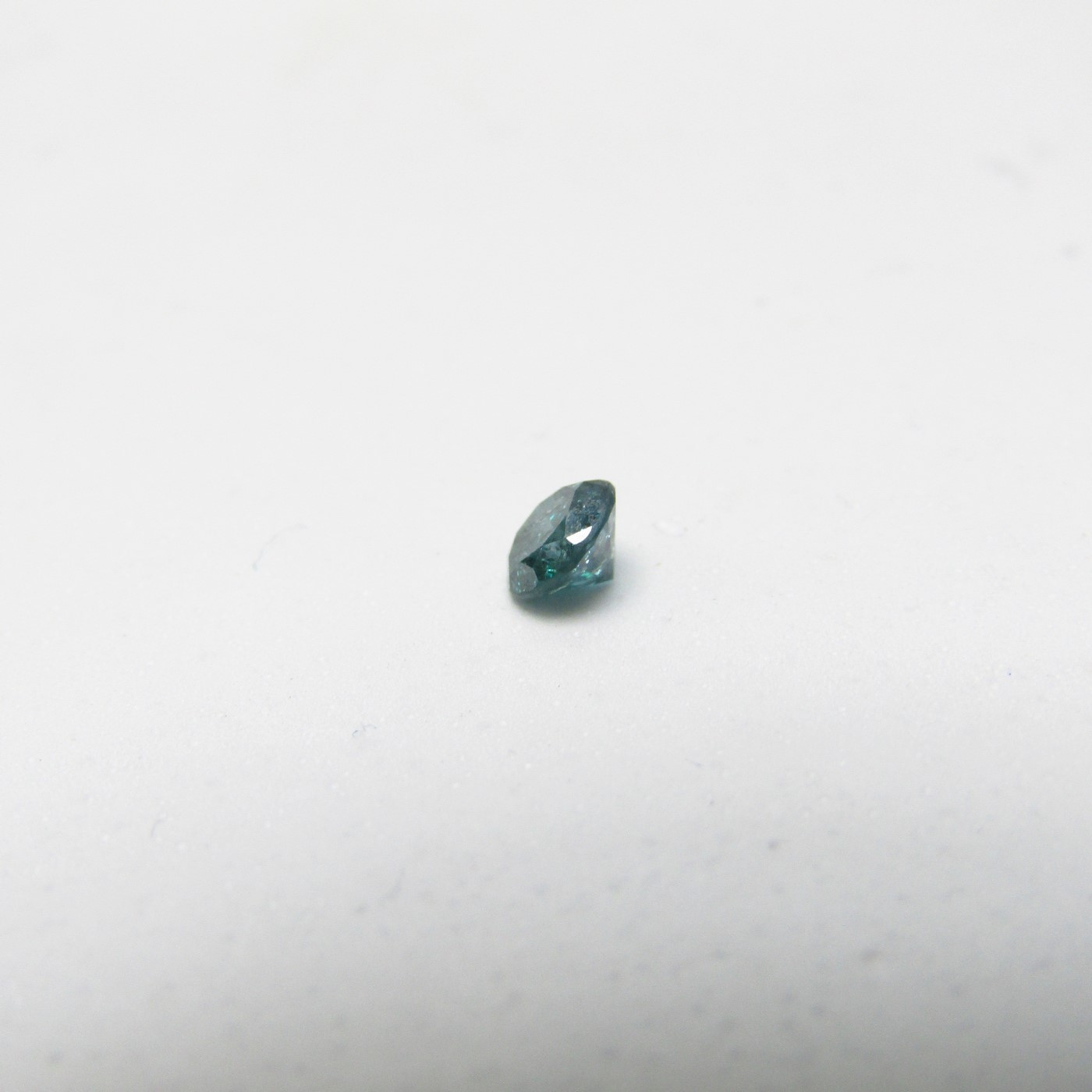 Diamante Natural de 0,46 ct. Talla: Brillante. Color: Intense Olive Green. Pureza: P3. Mejorado. Certificado IGR. Diamante Natural de 0,46 ct. Talla: Brillante. Color: Intense Olive Green. Pureza: P3. Mejorado. Certificado IGR.