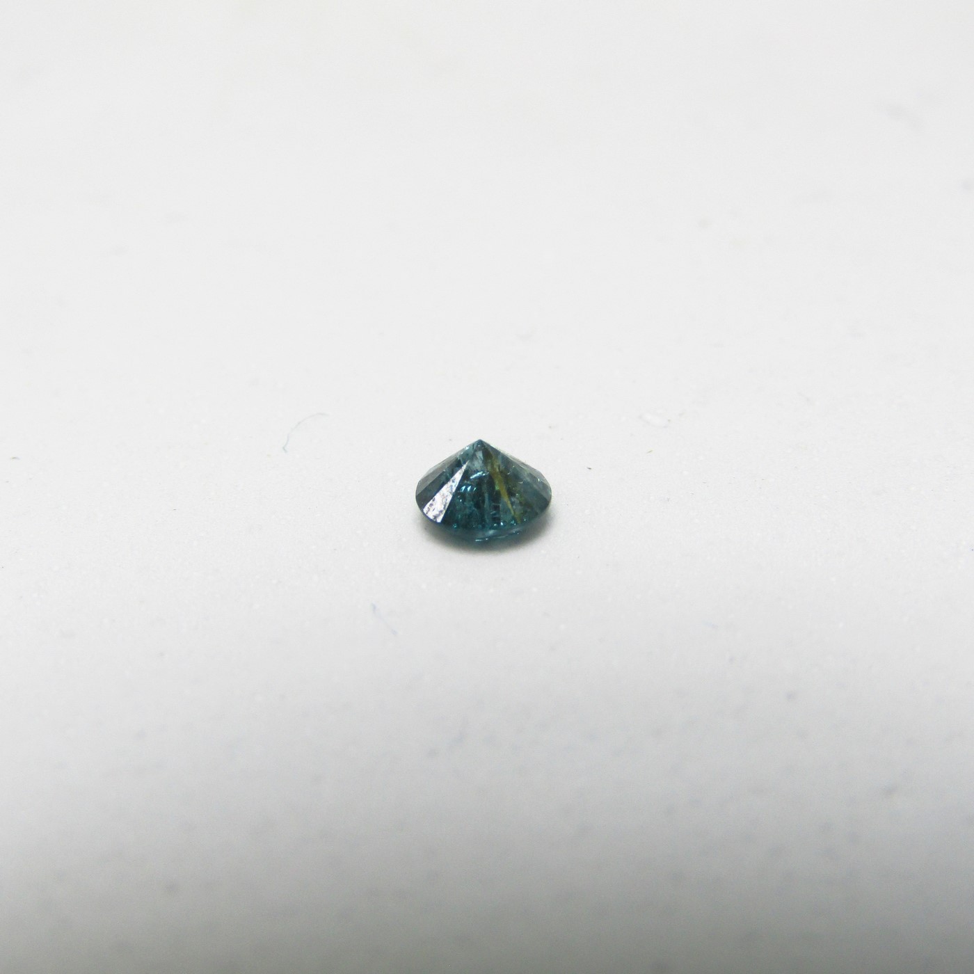 Diamante Natural de 0,46 ct. Talla: Brillante. Color: Intense Olive Green. Pureza: P3. Mejorado. Certificado IGR. Diamante Natural de 0,46 ct. Talla: Brillante. Color: Intense Olive Green. Pureza: P3. Mejorado. Certificado IGR.