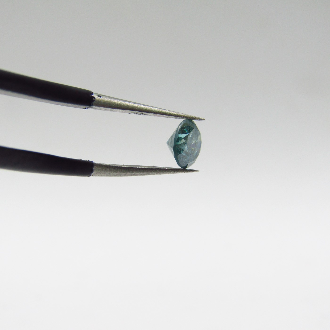 Diamante Natural de 0,46 ct. Talla: Brillante. Color: Intense Olive Green. Pureza: P3. Mejorado. Certificado IGR. Diamante Natural de 0,46 ct. Talla: Brillante. Color: Intense Olive Green. Pureza: P3. Mejorado. Certificado IGR.
