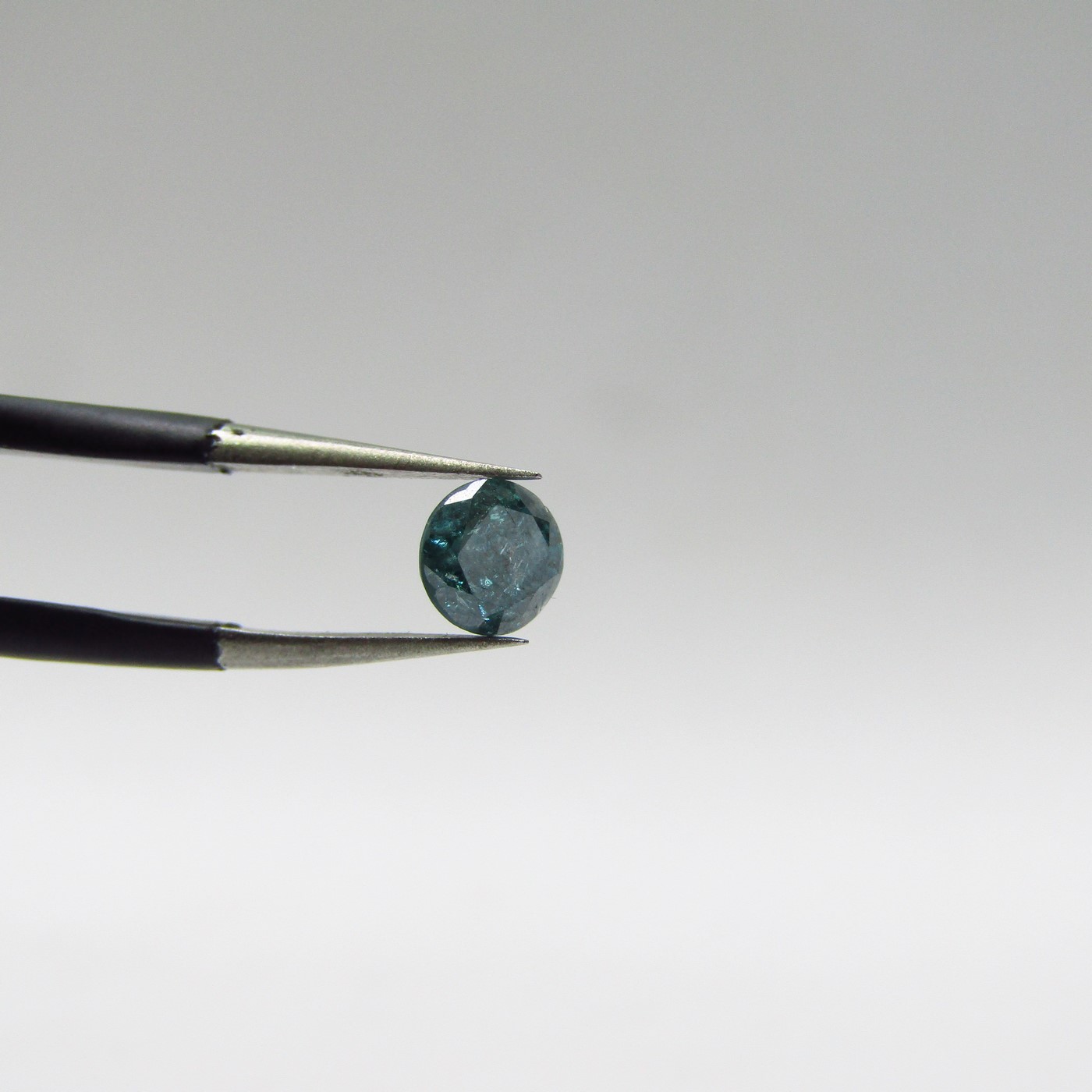 Diamante Natural de 0,46 ct. Talla: Brillante. Color: Intense Olive Green. Pureza: P3. Mejorado. Certificado IGR. Diamante Natural de 0,46 ct. Talla: Brillante. Color: Intense Olive Green. Pureza: P3. Mejorado. Certificado IGR.