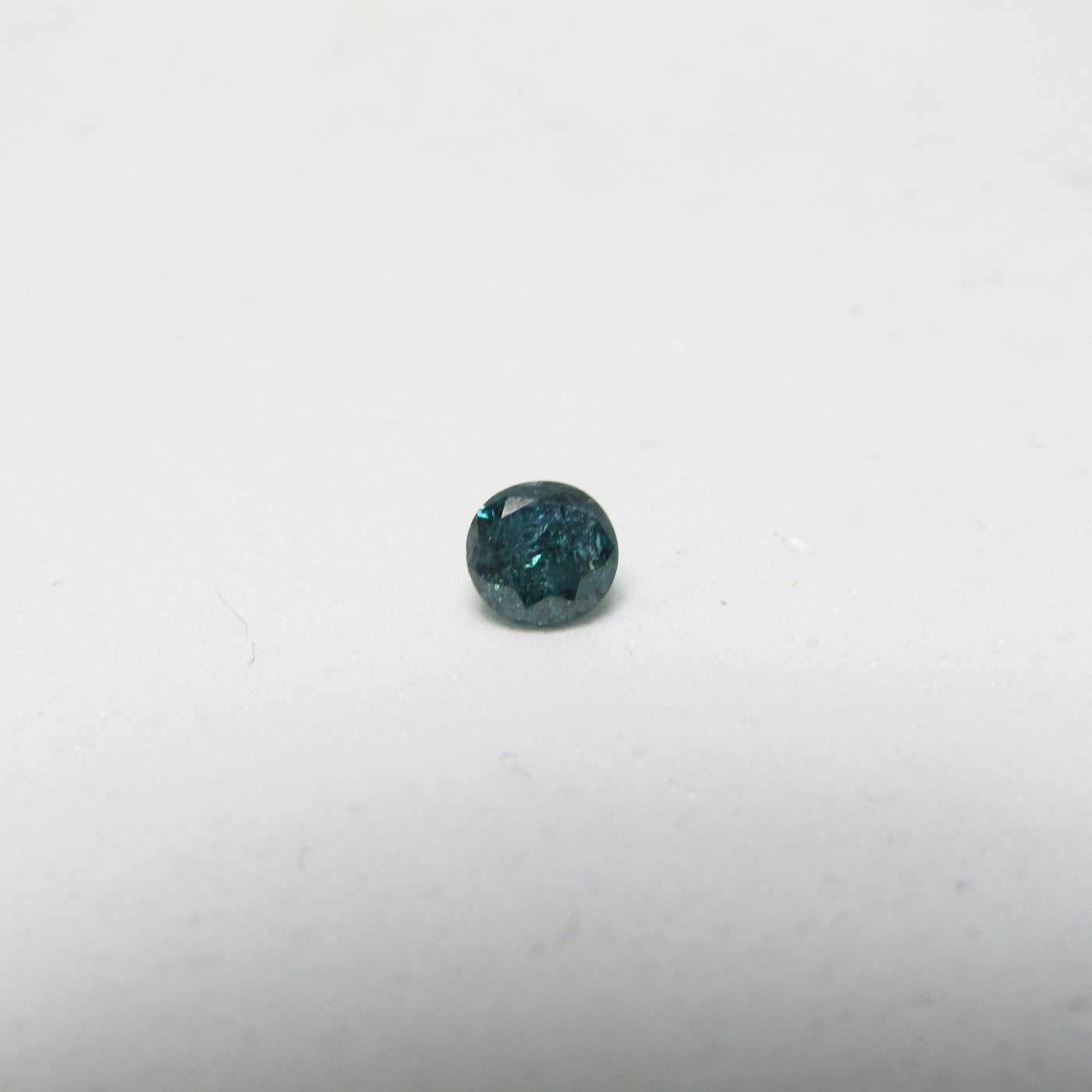 Diamante Natural de 0,46 ct. Talla: Brillante. Color: Intense Olive Green. Pureza: P3. Mejorado. Certificado IGR.