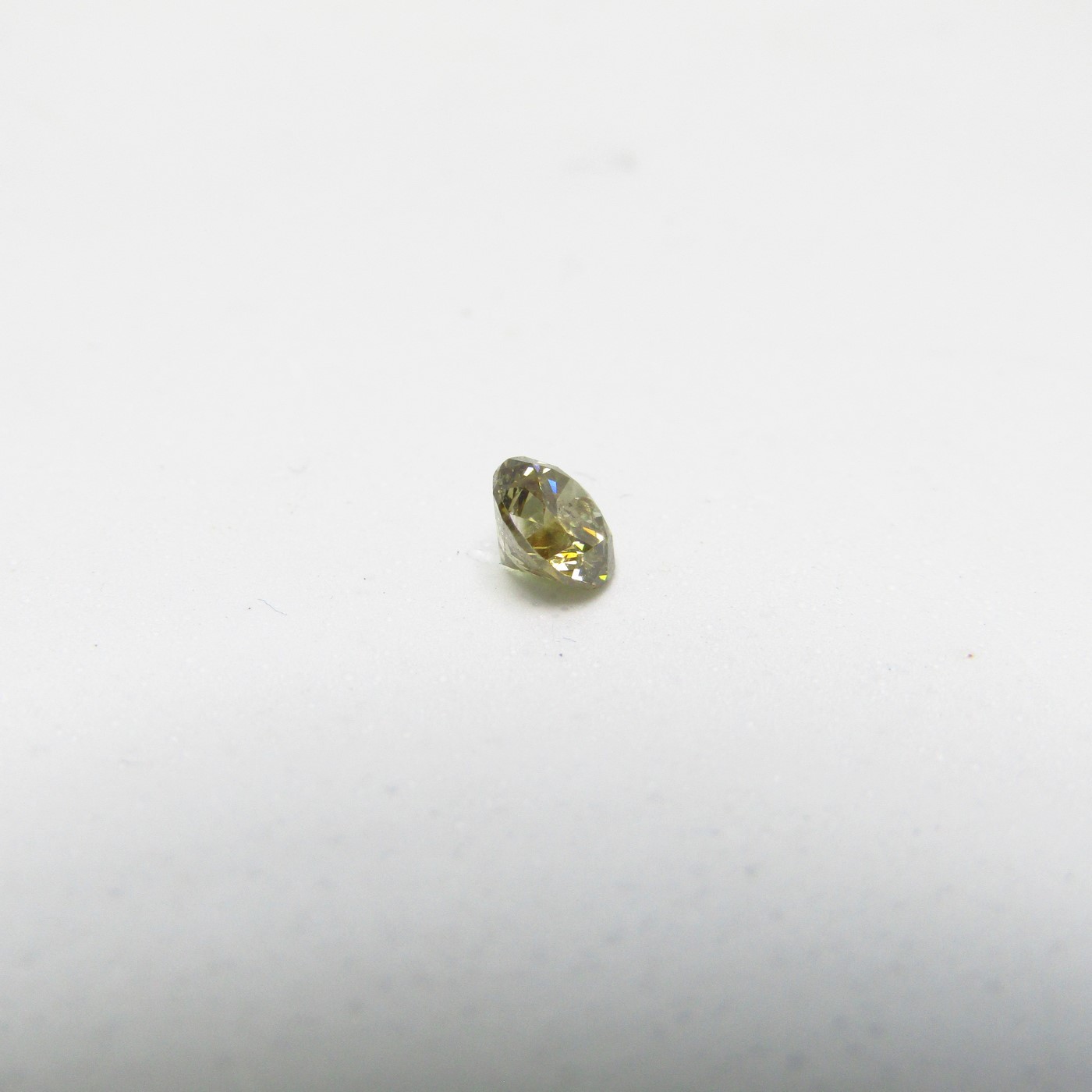 Diamante Natural de 0,50 ct. Talla: Brillante. Color: Fancy Greenish Brown. Pureza: P2. No Tratado. Certificado IGR. Diamante Natural de 0,50 ct. Talla: Brillante. Color: Fancy Greenish Brown. Pureza: P2. No Tratado. Certificado IGR.