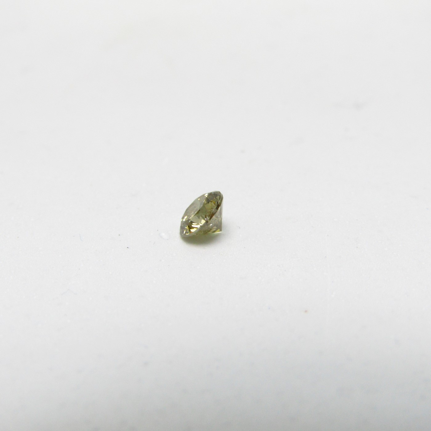 Diamante Natural de 0,50 ct. Talla: Brillante. Color: Fancy Greenish Brown. Pureza: P2. No Tratado. Certificado IGR. Diamante Natural de 0,50 ct. Talla: Brillante. Color: Fancy Greenish Brown. Pureza: P2. No Tratado. Certificado IGR.