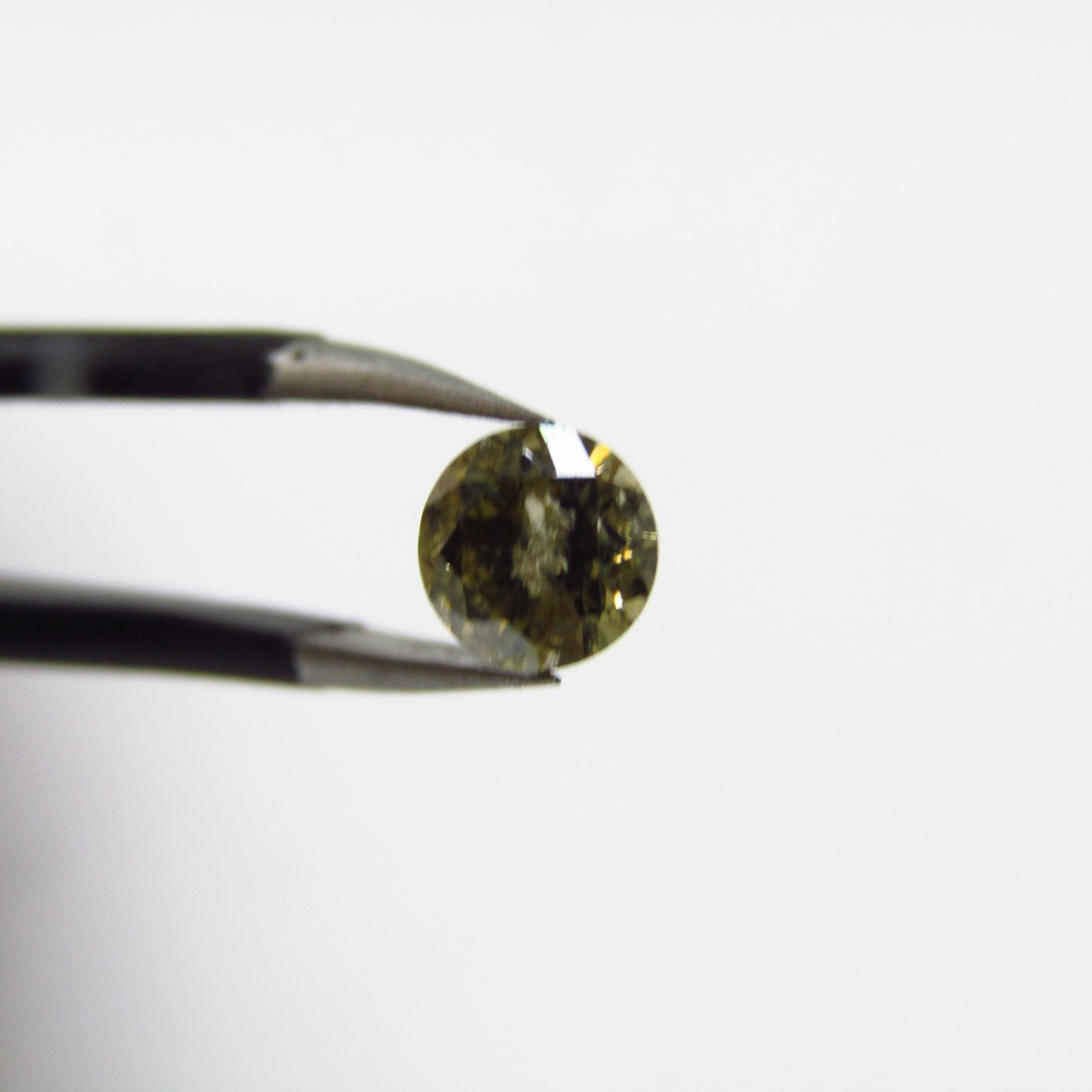 Diamante Natural de 0,50 ct. Talla: Brillante. Color: Fancy Greenish Brown. Pureza: P2. No Tratado. Certificado IGR. Diamante Natural de 0,50 ct. Talla: Brillante. Color: Fancy Greenish Brown. Pureza: P2. No Tratado. Certificado IGR.