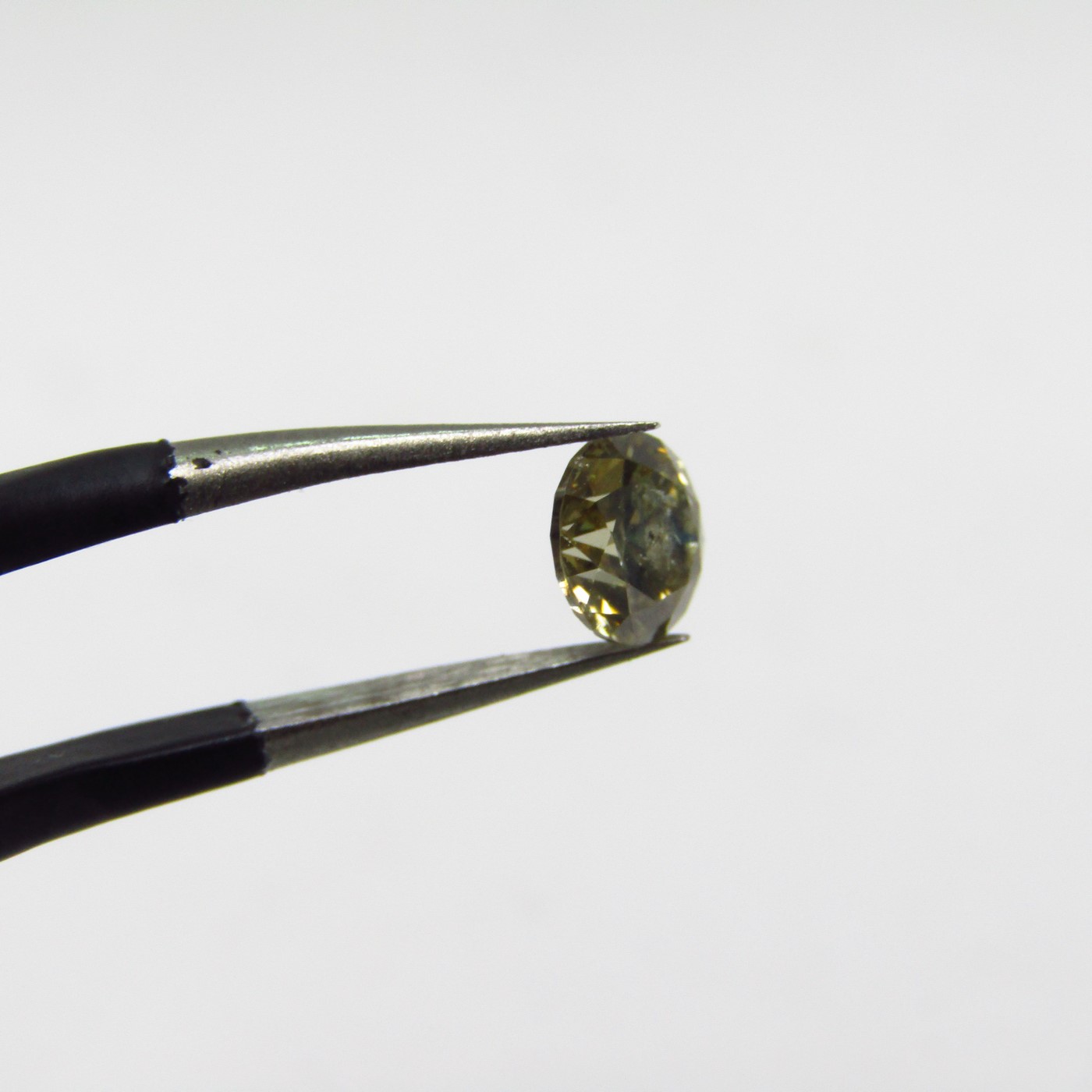 Diamante Natural de 0,50 ct. Talla: Brillante. Color: Fancy Greenish Brown. Pureza: P2. No Tratado. Certificado IGR. Diamante Natural de 0,50 ct. Talla: Brillante. Color: Fancy Greenish Brown. Pureza: P2. No Tratado. Certificado IGR.
