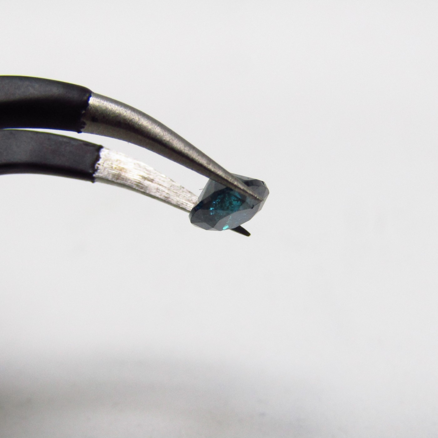 Diamante Natural de 0,50 ct. Talla: Brillante. Color: Fancy Intense Blue. Pureza: N/A. Sin datos de tratamiento. Diamante Natural de 0,50 ct. Talla: Brillante. Color: Fancy Intense Blue. Pureza: N/A. Sin datos de tratamiento.
