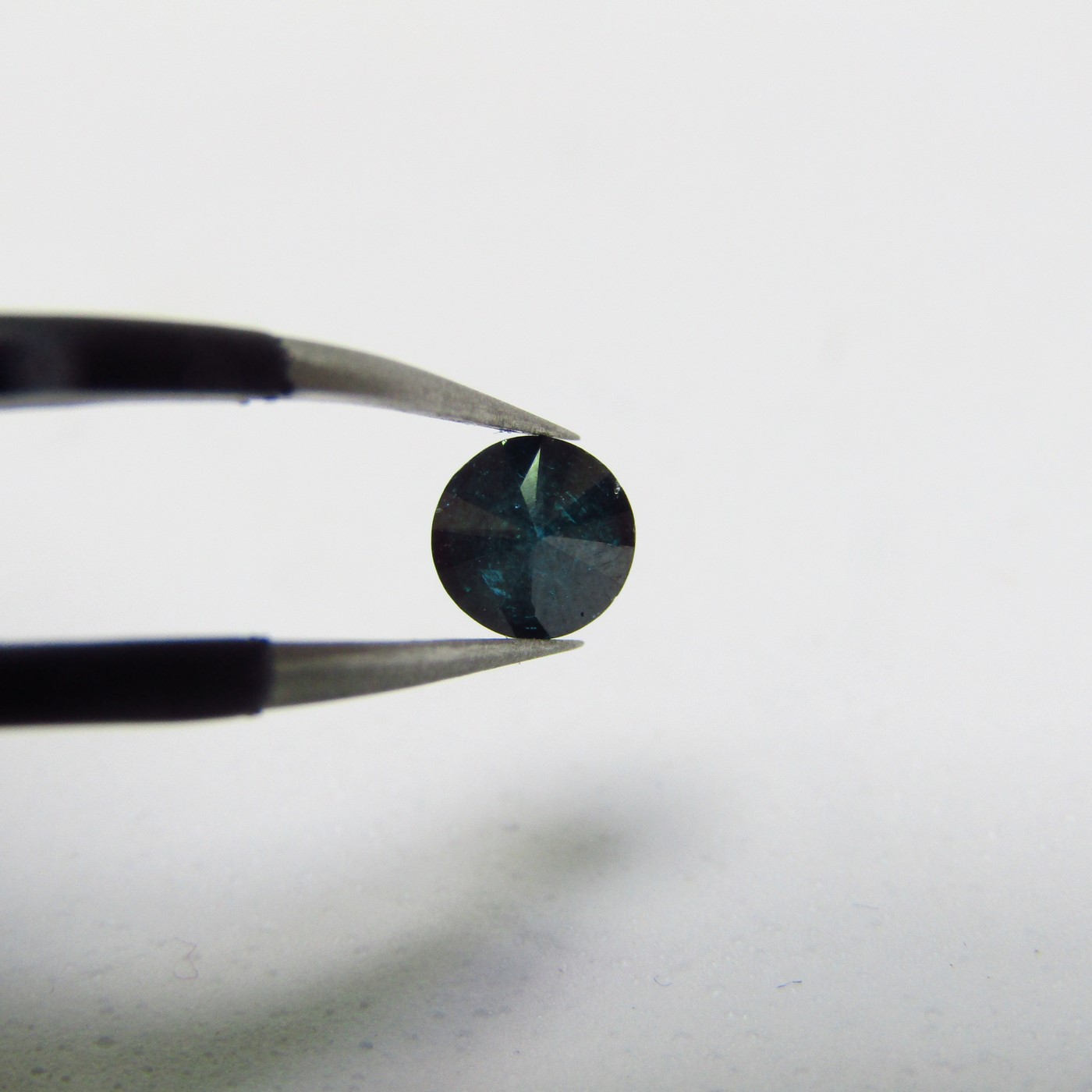 Diamante Natural de 0,50 ct. Talla: Brillante. Color: Fancy Intense Blue. Pureza: N/A. Sin datos de tratamiento. Diamante Natural de 0,50 ct. Talla: Brillante. Color: Fancy Intense Blue. Pureza: N/A. Sin datos de tratamiento.