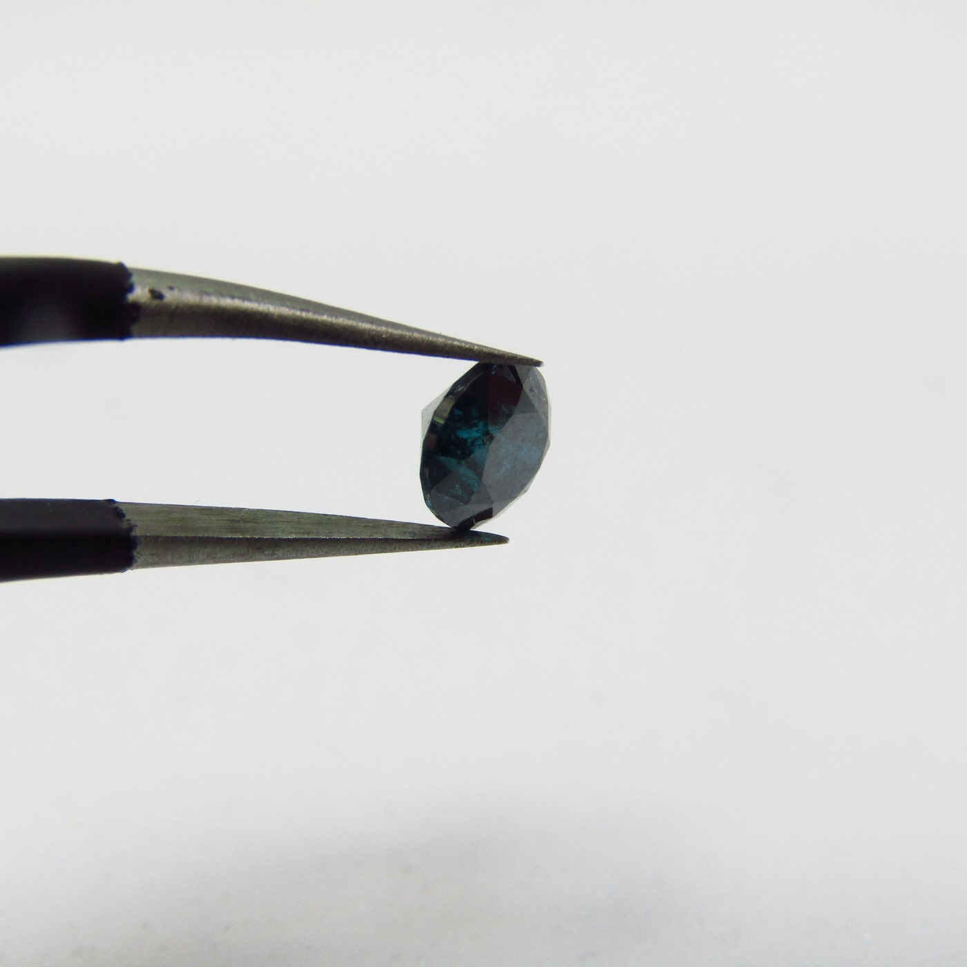 Diamante Natural de 0,50 ct. Talla: Brillante. Color: Fancy Intense Blue. Pureza: N/A. Sin datos de tratamiento. Diamante Natural de 0,50 ct. Talla: Brillante. Color: Fancy Intense Blue. Pureza: N/A. Sin datos de tratamiento.