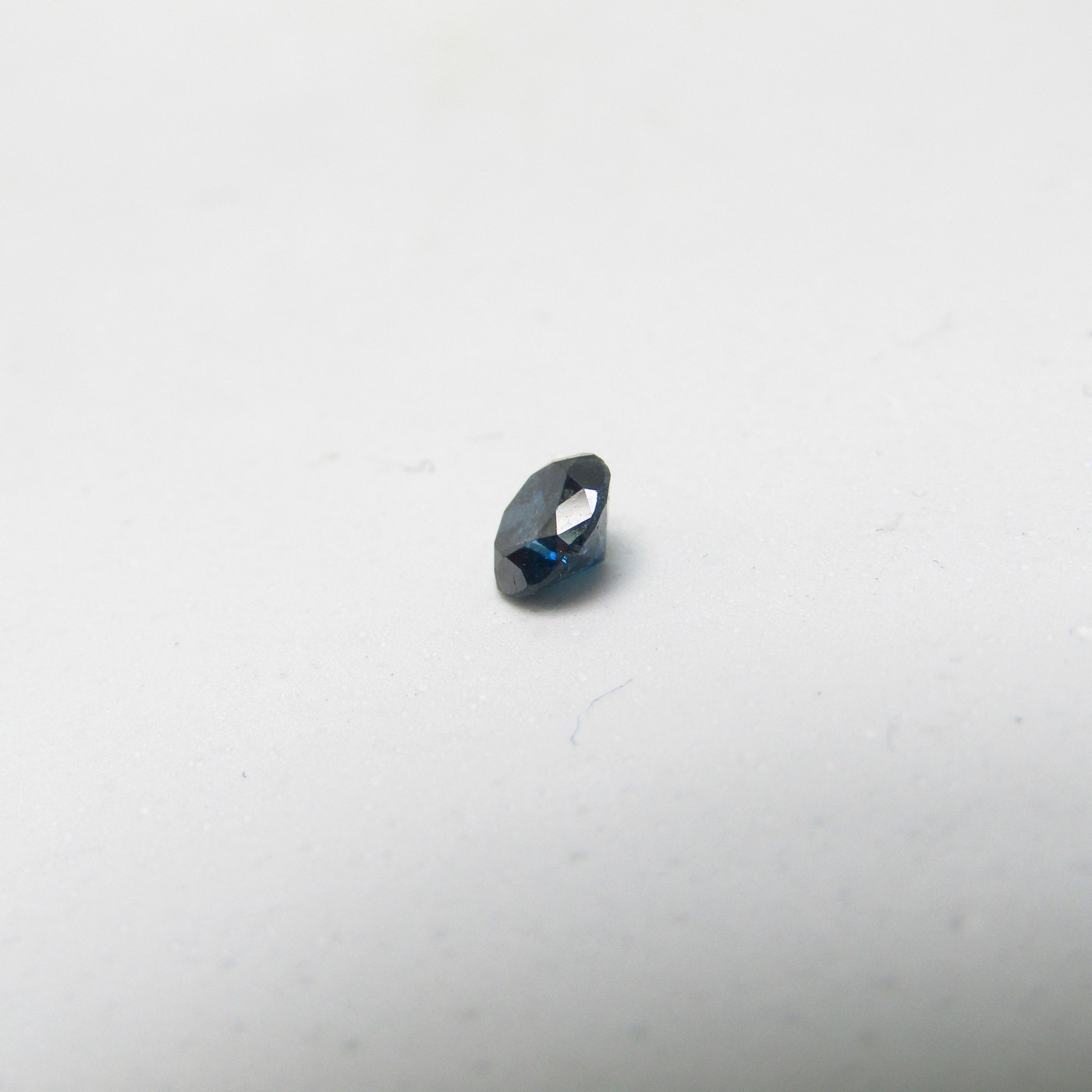 Diamante Natural de 0,53 ct. Talla: Brillante. Color: Fancy Intense Blue. Pureza: N/A. Mejorado. Certificado HKD. Diamante Natural de 0,53 ct. Talla: Brillante. Color: Fancy Intense Blue. Pureza: N/A. Mejorado. Certificado HKD.