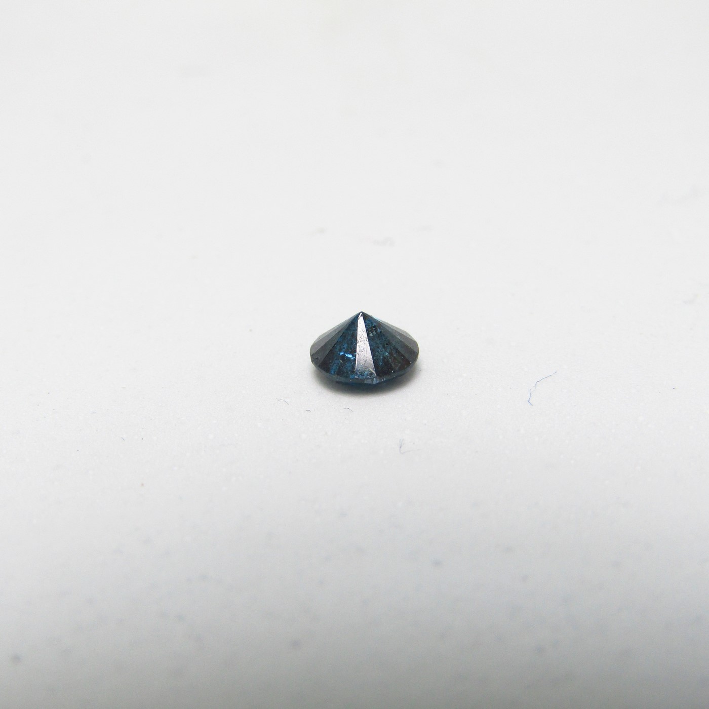 Diamante Natural de 0,53 ct. Talla: Brillante. Color: Fancy Intense Blue. Pureza: N/A. Mejorado. Certificado HKD. Diamante Natural de 0,53 ct. Talla: Brillante. Color: Fancy Intense Blue. Pureza: N/A. Mejorado. Certificado HKD.