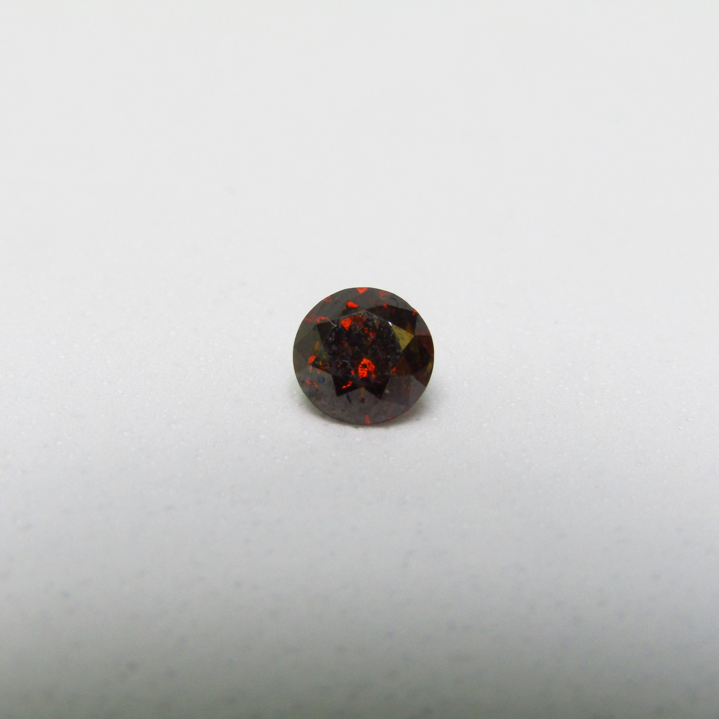 Diamante Natural de 0,60 ct. Talla: Brillante. Color: Fancy Brownish Red. Pureza: P3. Sin datos de tratamiento. Diamante Natural de 0,60 ct. Talla: Brillante. Color: Fancy Brownish Red. Pureza: P3. Sin datos de tratamiento.