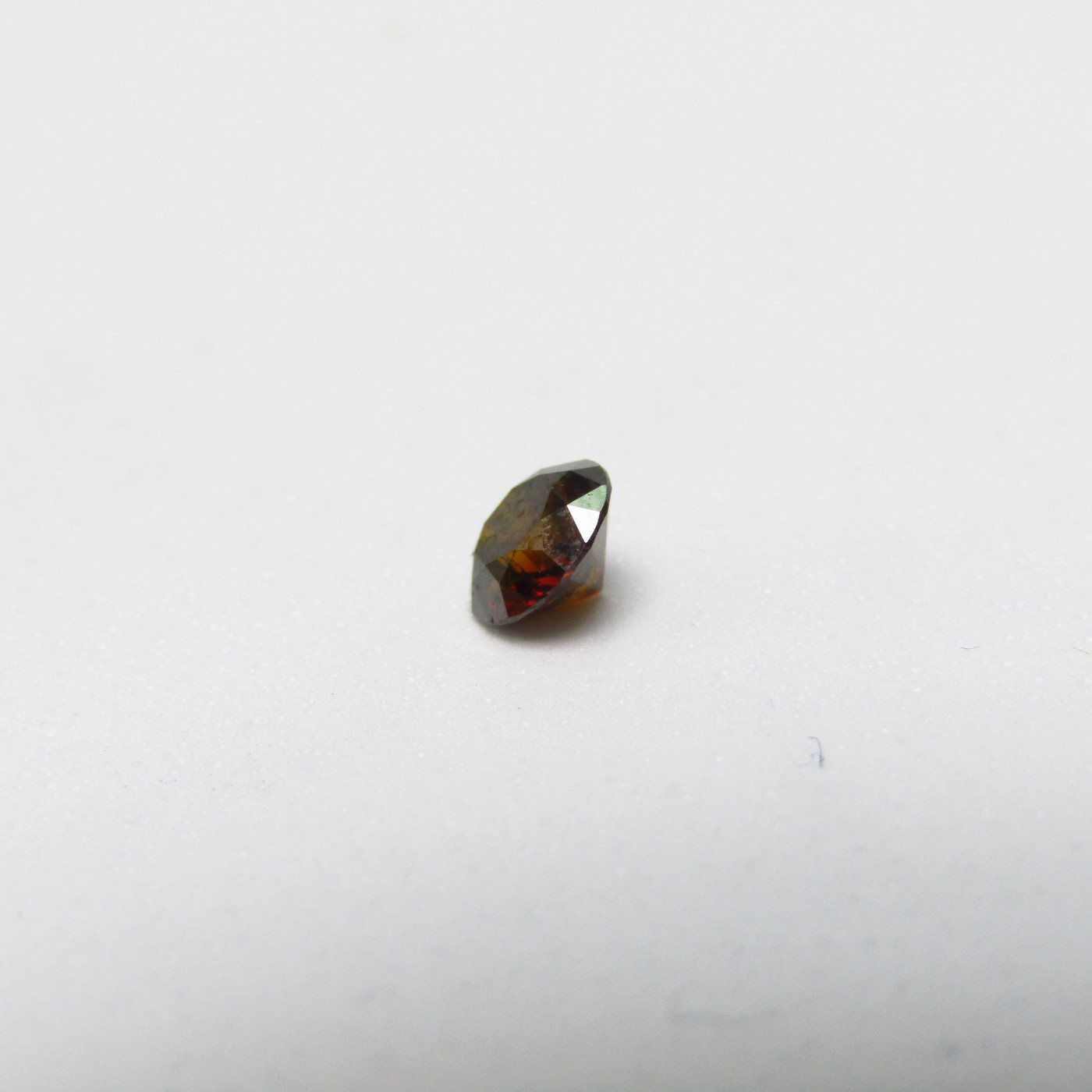 Diamante Natural de 0,60 ct. Talla: Brillante. Color: Fancy Brownish Red. Pureza: P3. Sin datos de tratamiento. Diamante Natural de 0,60 ct. Talla: Brillante. Color: Fancy Brownish Red. Pureza: P3. Sin datos de tratamiento.