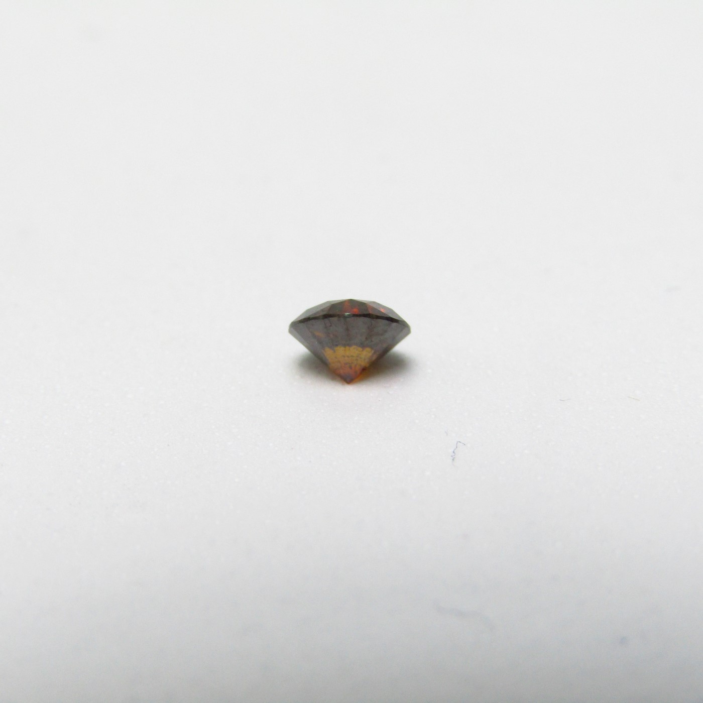 Diamante Natural de 0,60 ct. Talla: Brillante. Color: Fancy Brownish Red. Pureza: P3. Sin datos de tratamiento. Diamante Natural de 0,60 ct. Talla: Brillante. Color: Fancy Brownish Red. Pureza: P3. Sin datos de tratamiento.