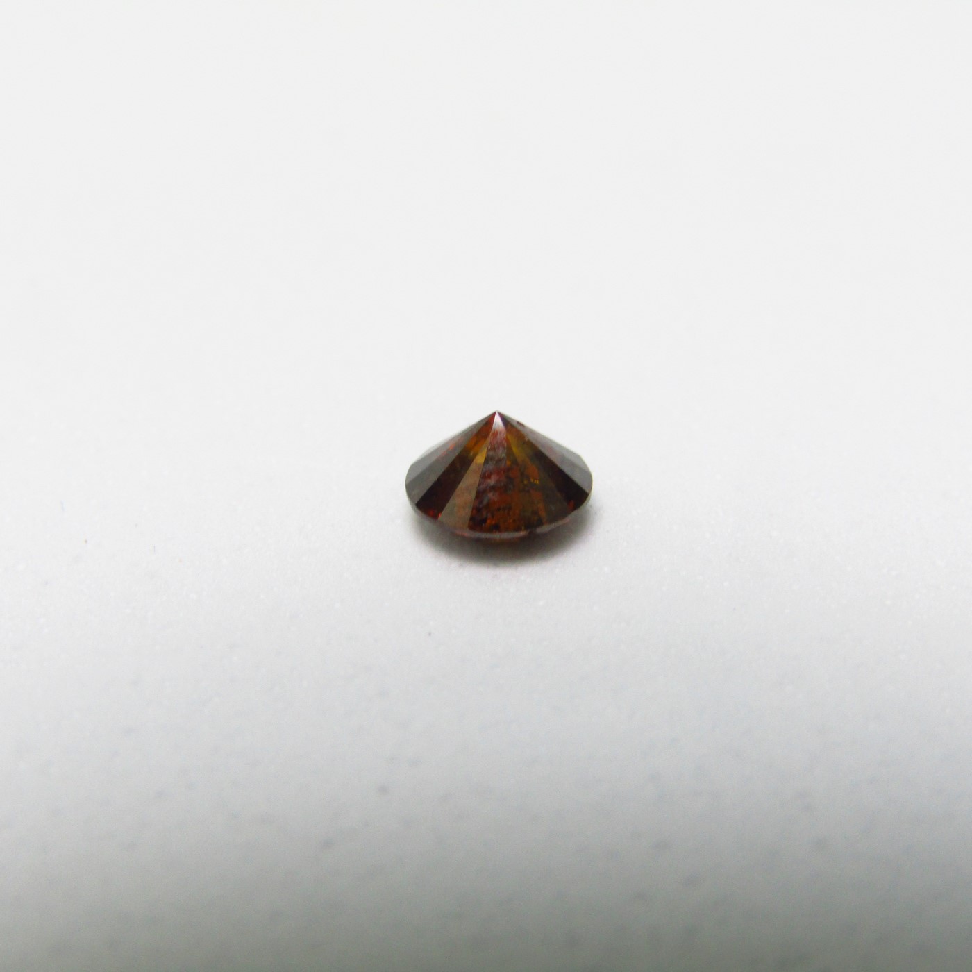 Diamante Natural de 0,60 ct. Talla: Brillante. Color: Fancy Brownish Red. Pureza: P3. Sin datos de tratamiento. Diamante Natural de 0,60 ct. Talla: Brillante. Color: Fancy Brownish Red. Pureza: P3. Sin datos de tratamiento.