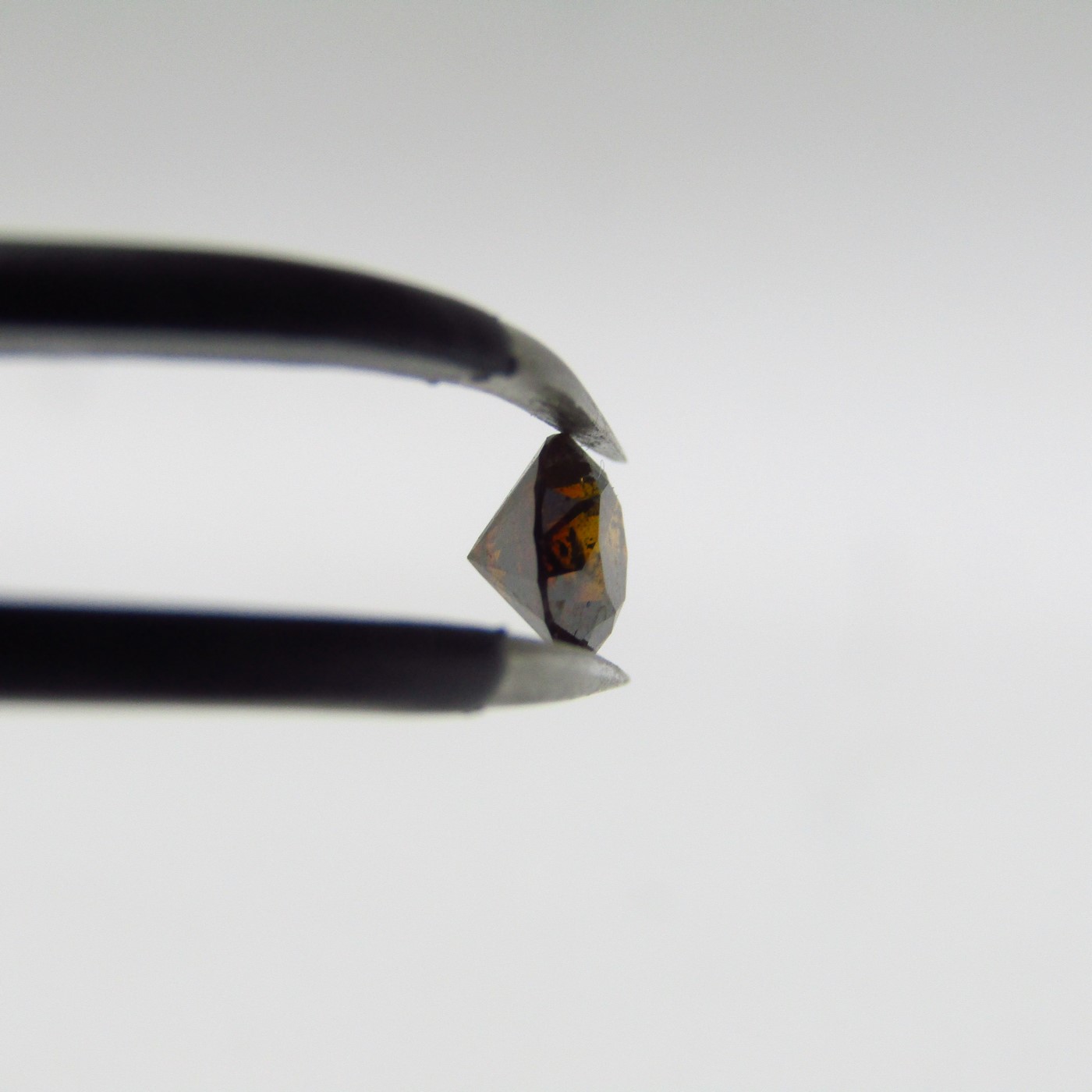 Diamante Natural de 0,60 ct. Talla: Brillante. Color: Fancy Brownish Red. Pureza: P3. Sin datos de tratamiento. Diamante Natural de 0,60 ct. Talla: Brillante. Color: Fancy Brownish Red. Pureza: P3. Sin datos de tratamiento.