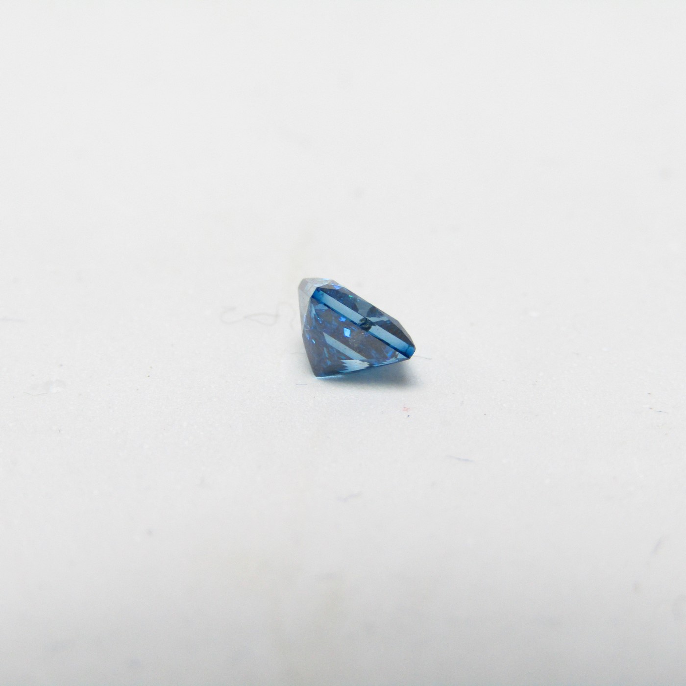 Diamante Natural de 0,75 ct. Talla: Princesa. Color: Blue. Pureza: SI. Sin datos de tratamiento. Diamante Natural de 0,75 ct. Talla: Princesa. Color: Blue. Pureza: SI. Sin datos de tratamiento.