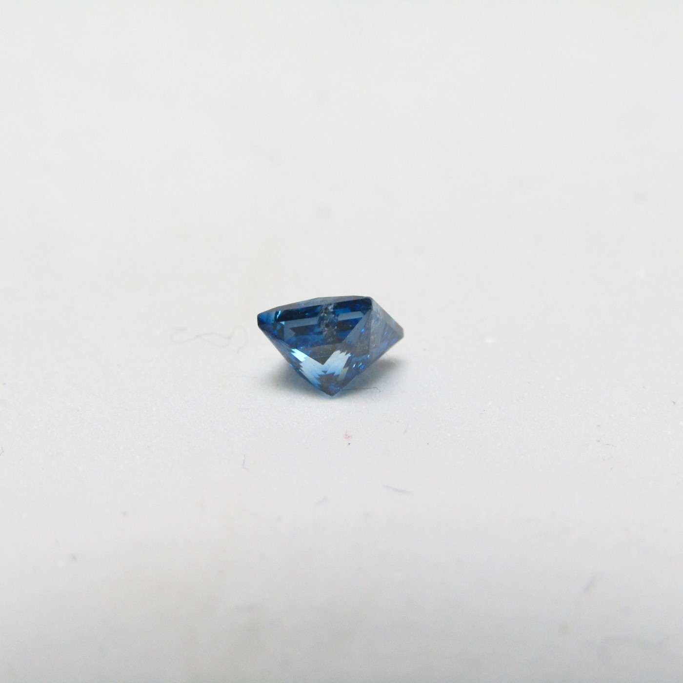Diamante Natural de 0,75 ct. Talla: Princesa. Color: Blue. Pureza: SI. Sin datos de tratamiento. Diamante Natural de 0,75 ct. Talla: Princesa. Color: Blue. Pureza: SI. Sin datos de tratamiento.