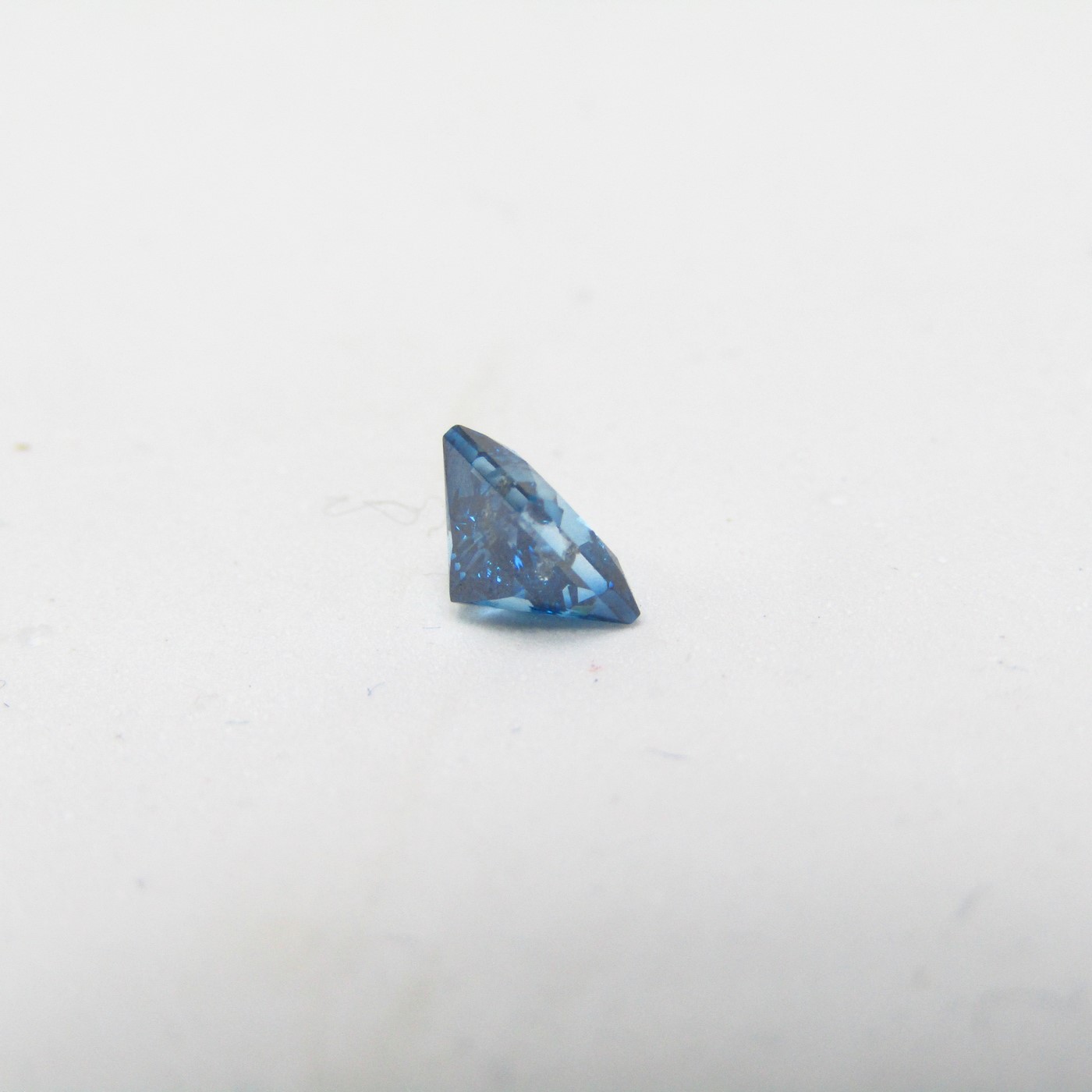 Diamante Natural de 0,75 ct. Talla: Princesa. Color: Blue. Pureza: SI. Sin datos de tratamiento. Diamante Natural de 0,75 ct. Talla: Princesa. Color: Blue. Pureza: SI. Sin datos de tratamiento.