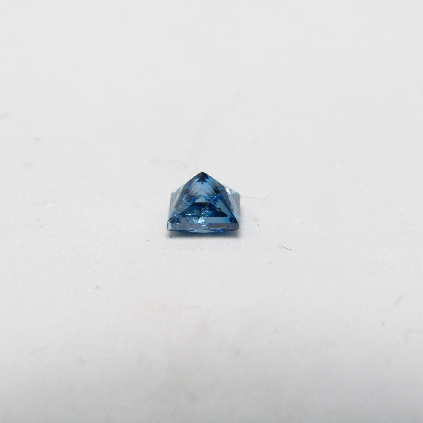 Diamante Natural de 0,75 ct. Talla: Princesa. Color: Blue. Pureza: SI. Sin datos de tratamiento. Diamante Natural de 0,75 ct. Talla: Princesa. Color: Blue. Pureza: SI. Sin datos de tratamiento.